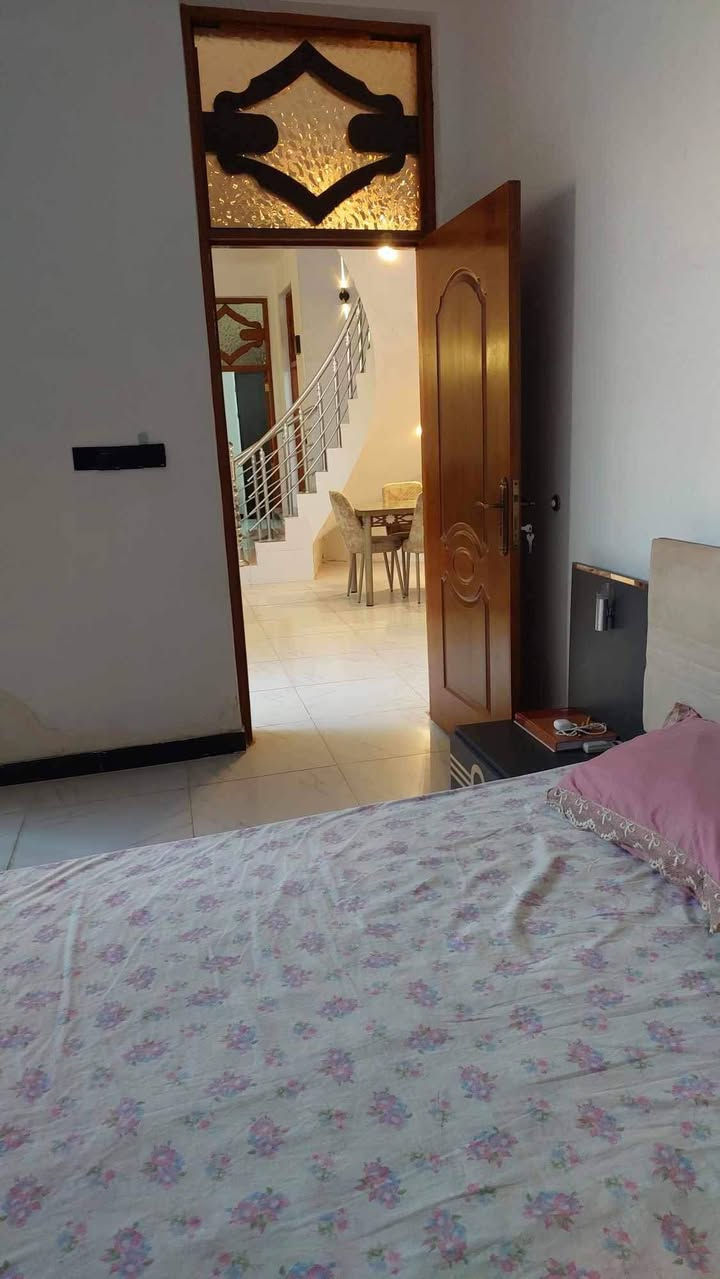 بيت للبيع 200 متر طابقين طابو صرف  ..بناء حديث فول مواصفات ما مطلوب إسكان ولا عقاري...الأساس كونكريت مسلح ...الطابق الاول استقبال وهول  ومطبخ وغرفتين نوم وصحيات داخلية وخارجية نظام شرقي وغربي و2 مناور  وكَراج سيارة وحديقة 
الطابق الثاني غرفتين نوم وهول  وصحيات 
سيراميك وبورسلين درجة أولى من ايتاكا ...السطح شتايكَر البيت كامل من جميع النواحي نقص فقط تغليف الواجهة/العنوان كوت حي الجامعه 
***********
