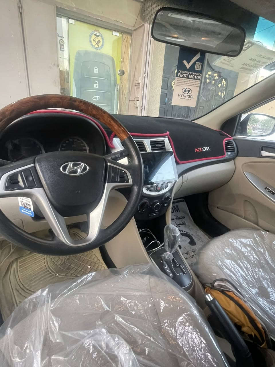 اكسنت 2016 خليجي محرك 1600 صبغ 3قطع عكس السايق جاملغ خلفي وبابتين لغرض الجماليه ماشيه100 المواصفات شاشه فتحه سقف تبريد ثلج رقم بغداد الجديد باسمي وهزه جديده سياره جاهزه من كلشي مكان السياره بغداد المنصور للاستفسار
***********
