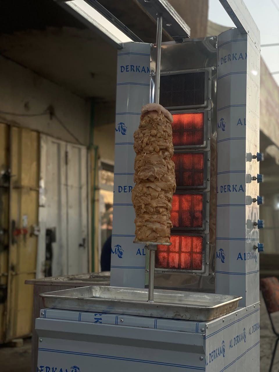 سلام عليكم
شواية شاورما مستعمل 3 اشهر 
خمس عيون 
رقم الوتساب ***********
