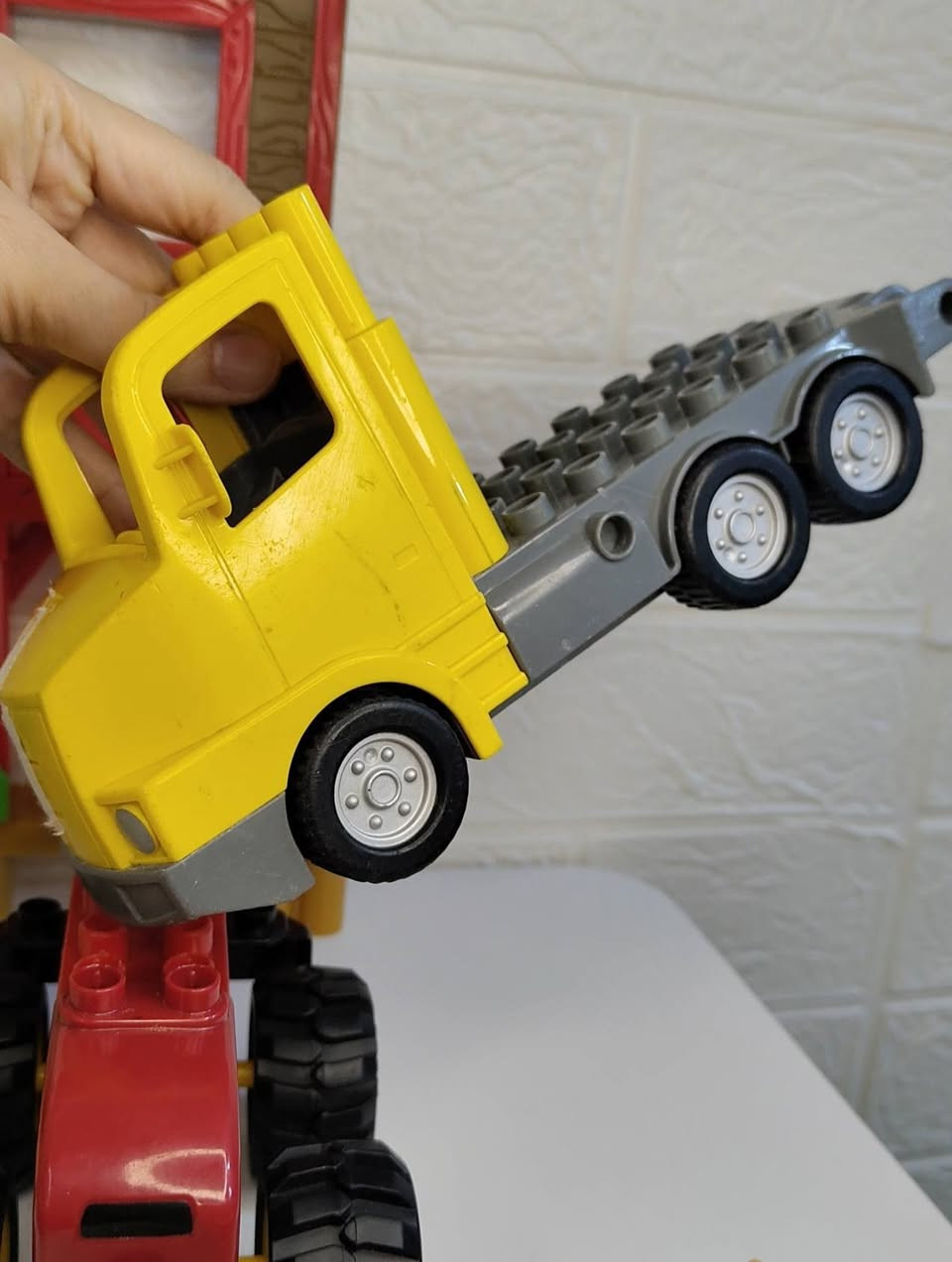 مكعبات احجام مختلفه اغلبها كبار هاي نماذج من القطع اعداد جدا كبيره 250 قطعه وزن ثقيل( قطع تخص الدراجات قطار توماس شخصيات شاحنه سياره جبليه تركتور وغيرها)


**إذا كنت صاحب هذا الإعلان وتريد حذفه لأي سبب، رجاءا أرسل رسالة إلى الدعم الفني**