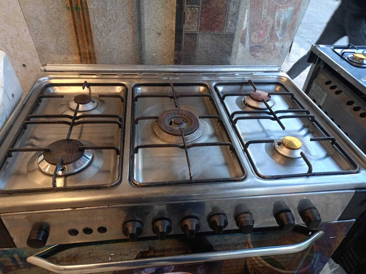 السلام عليكم ورحمة الله تعالى. محل ابو فراس وادي حجر قرب فلافل بدر الشري يجي خاص او  غير متواجد على الفيس.... /***********
