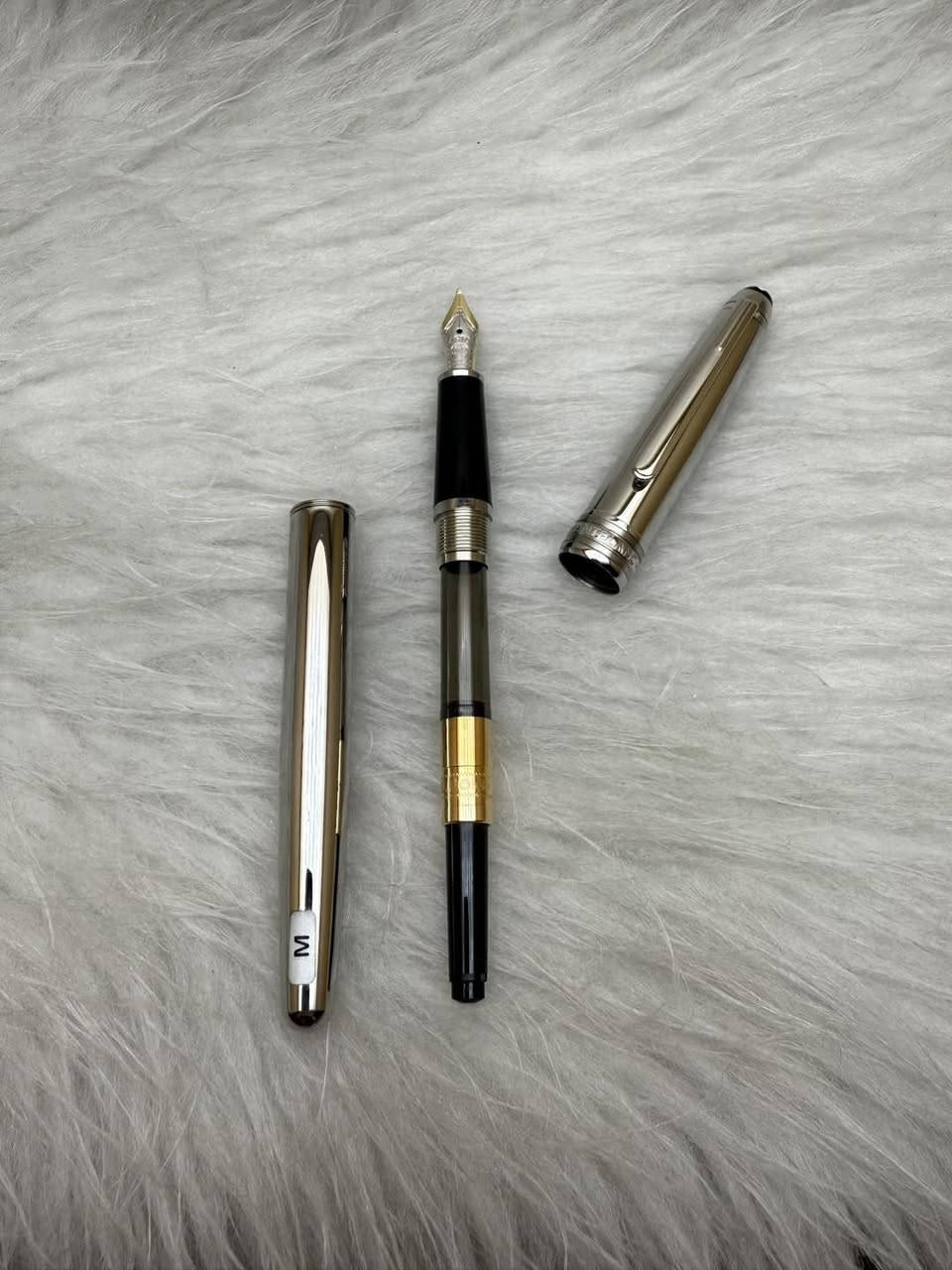 MONTBLANC (MEISTERSTUCK)
قلم مونت بلانك 
حبر 
الماني المنشأ اصلي 
ريشة (سلاية) ذهب عيار 18k
البدن والغطاء مصنوع من الكروم اللامع
حجم الخط M
جديد غير مستخدم 
مع العلبة الاصلية و الكرنتي
للاستفسار المراسله على الخاص او الاتصال بالرقم  *********** 
يوجد خدمة توصيل داخل بغداد و محافظات⁩
