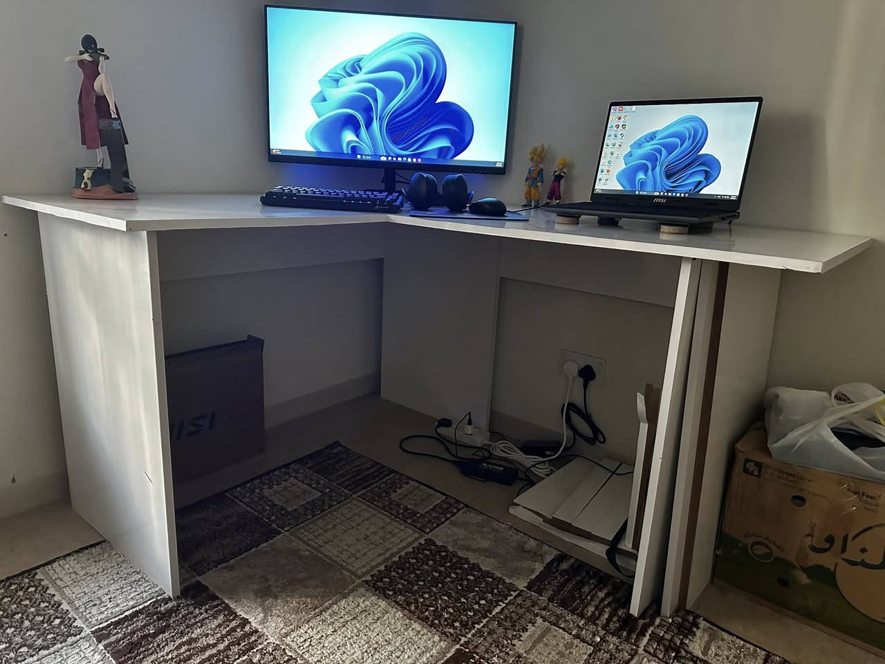 السلام عليكم 
ميز mdf طول ١٦٠ عرض ١٤٠ و عمق ٩٠ نضيف كلش واضح بالصورة 
وكرسي كيمنك 
اثنينهم ب  150 الف
 بناية B206 
***********
