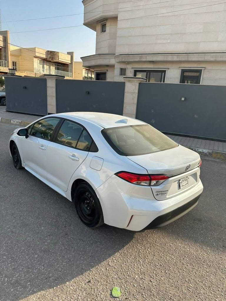 ⸻
🚗 للبيع 
– تويوتا كورولا 2023 LE وارد أمريكي 🇺🇸
اللون: أبيض لؤلؤي أنيق 🤍
اللوحات: رقم فحص مؤقت – باسمي المنفيس مباشرة
الحالة: جاهزة تمامًا – لا تحتاج أي مصاريف إضافية 🔧

✨ المواصفات والتفاصيل:
 • محرك 2000 لتر بنظام VVT-i، أداء اقتصادي وقوي بنفس الوقت ⚙️
 • ناقل أوتوماتيكي ذكي بنقلات ناعمة جداً
 • نظام رادارات أمان + حساسات أمامية وخلفية
 • كاميرا رجوع عالية الدقة + شاشة وسطية لمس
 • تحكم ستيرن مع أزرار تحكم صوتي وبلوتوث
 • تبريد وكالة قوي جداً ❄️
 • وسائد هوائية متعددة (أمامية + جانبية) لضمان السلامة
 • إضاءة LED نهارية، ومرايا جانبية كهربائية مع إشارات
 • السيارة نظيفة ميكانيكياً 100% – المحرك، القير، الشاصي، والسيستم الكهربائي بحالة ممتازة ✅

🛠️ الضرر السابق:
 • فقط تبديل جاملغ وتصليح باب، تم العمل  وبمهنية عالية (السيارة مستوردة ومصلحة على أيدي) 👨‍🔧

📌 السيارة جاهزة تماماً، خالية من المشاكل، ومجربة ميدانياً

الاستفسار الاتصال 
***********
📞 للتواصل والمعاينة: متاح للجادين فقط
💰 السعر
