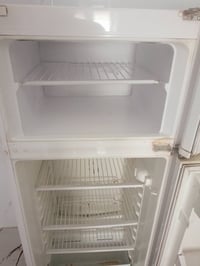 متاح ثلاجة شغاله كلشي مابيه المكان حي العامل 07738306544