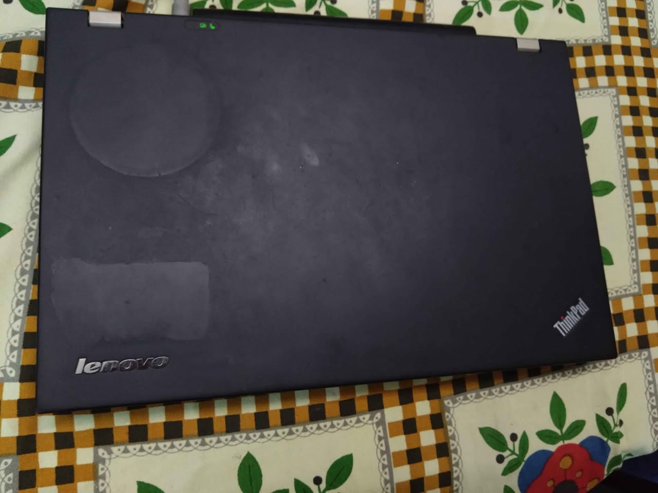 **للبيع: لابتوب Lenovo ThinkPad T520 اقتصادية جداً (شغالة على الشاحن) 💻**
اللابتوب مخصص للأمور الأساسية (تصفح، يوتيوب، دراسة، بحوث، أو لأصحاب المحلات للمحاسبة)، ومحدث بهارد سريع جداً.
**⚙️ المواصفات:**
 * **المعالج:** Intel Core i5 (الجيل الثاني).
 * **الذاكرة (RAM):** 4 جيجابايت.
 * **الهارد:** SSD 256 جيجابايت (سريع جداً بالتشغيل والفتح).
 * **الشاشة:** 15.6 بوصة.
**⚠️ ملاحظات بكل أمانة:**
 * **البطارية:** تعبانة (الجهاز يشتغل مباشرة على الشاحن الأصلي، والي يحب يكدر يبدلها متوفرة بالسوق).
 * **النظافة:** الجهاز بيه آثار استخدام واضحة  بس كأداء داخلي وشغل شغال وطبيعي 100%.
 * **الملحقات:** الشاحن الأصلي ماله وياه.
**💰 السعر والتواصل:**
 * **السعر:** 90 ألف دينار عراقي (وبيه مجال بسيط للشراي).

الموقع بغداد الوشاش
  مراسلة الخاص أو اتصال: [***********] بغداد, العراق
