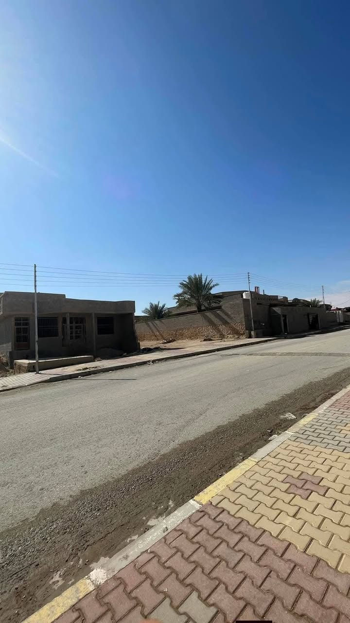 🛑🛑🛑🛑بسم الله الرحمن الرحيم🛑🛑🛑🛑
🏠 دار للبيع بمواصفات هندسية راقية - حي الشيخ حديد 🏠
فرصة مميزة لامتلاك منزل يجمع بين المساحة الواسعة ومتانة البناء العالية، يقع في أحد أكثر المواقع حيوية وهدوءاً.
📍 الموقع الاستراتيجي:
 * المنطقة: الشيخ حديد.
 * الموقع: الشارع الرابط للطريق الحولي (موقع حيوي وسهل الوصول).
 * المعلم القريب: بالقرب من المدرسة المركزية النموذجية الجديدة.
📐 المساحة والتصميم:
 * المساحة الكلية: 300 متر مربع.
 * الواجهة: 12.5 متر (إطلالة واسعة على شارع بعرض 20 متر).
🏗️ تفاصيل البناء (جودة VIP):
تم بناء الدار بعناية فائقة وباستخدام أفضل المواد الإنشائية:
 * الهيكل: صب رباطات أرضية بنوعية ممتازة جداً.
 * الجدران: بناء بلوك خاص VIP.
 * التفاصيل: أبواب وشبابيك حديد (كرستة ثقيل جداً)، مع منظومة منهولة كاملة (بناء صب).
 * الارتفاع: البيت مرتفع عن مستوى الشارع لضمان الخصوصية والحماية.
🏠 التقسيم الداخلي:
 * غرفة استقبال: (6*4) م.
 * صالة داخلية مفتوحة: (10*4) م، بتصميم عصري يضم درجاً دواراً.
 * مطبخ واسع: (6*4) م.
 * غرف النوم: (عدد 2) بمساحة (5*4) م لكل غرفة.
 * المرافق: مجمع حمامات داخلية متكامل.
 * الطابق الثاني: بيتونة كبيرة جداً توفر مساحة إضافية واسعة.
📞 للاستفسار والتواصل:***********
يرجى مراسلة الصفحة حصراً للحصول على السعر وبقية التفاصيل.
