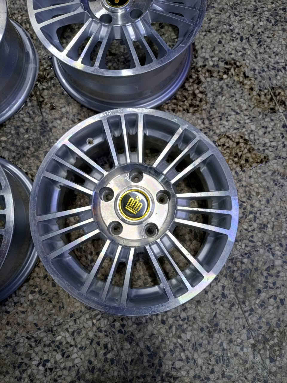 السلام عليكم يتوفر ويل كب ٦ استد حجم ١٤ وحجم ١٥ السعر ١٧٥ الف زورو موقعنا شارع فلسطين مجاور كنافه القدسي خدمات العالميه يوجد خدمه توصيل كافه المحافظات ***********
