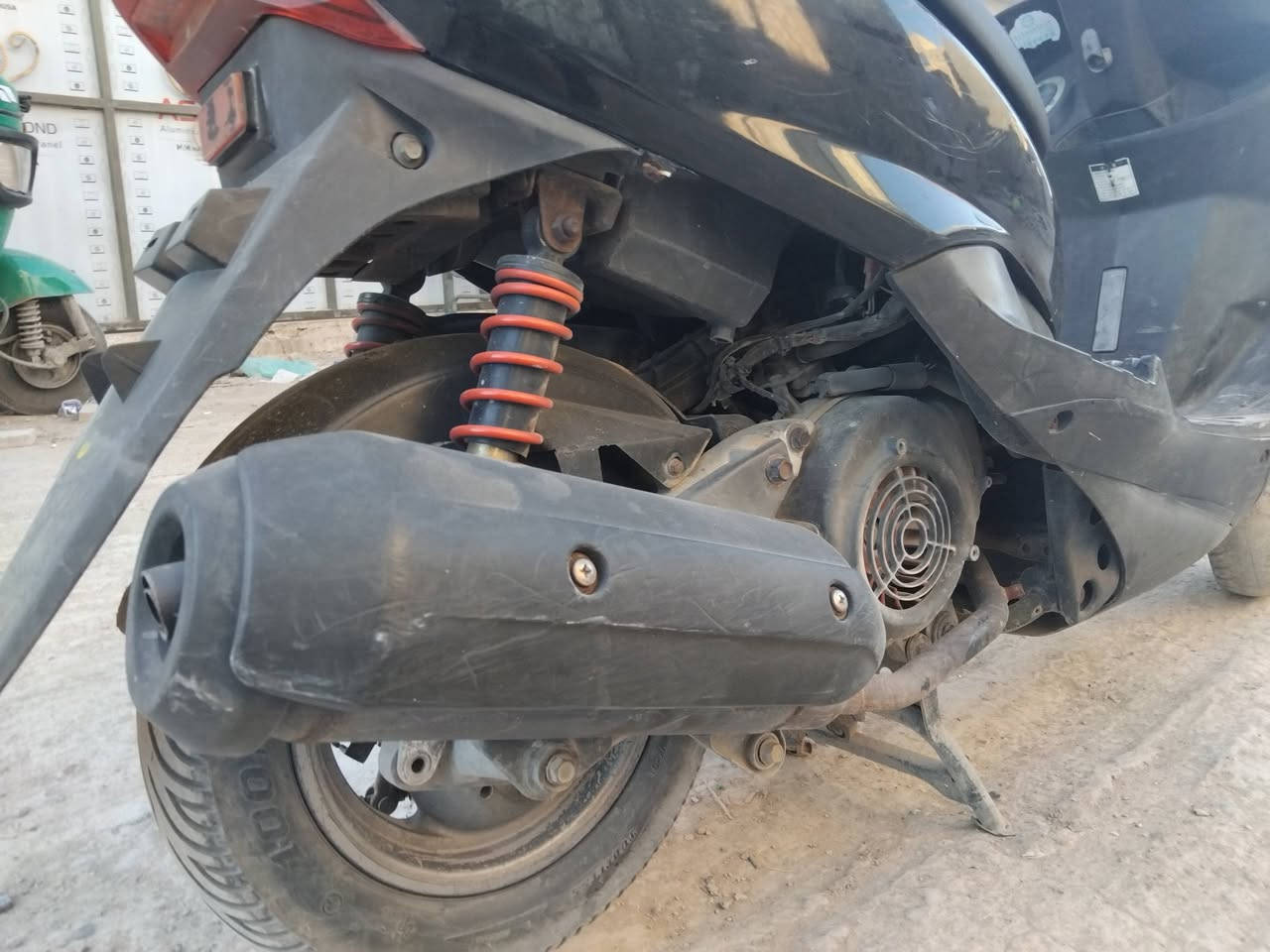 السلام عليكم ماكس ثعلب  مويل 2005 نازلة من الرمبة الها 8 اشهر ، مكفولة من السرقة بعقد مروري ومكفولة من فتح المكينة ، كهربائيات شغاله سلف بلادي وهندر ، دراجة مختومة على كل كفرات وقطع الدراجة وممبدل بيها شيء شرط الفحص جيب فيتر وياك وتعال افحص ، السعر 675 الف وبيها مجال ، مكاني بغداد الدورة 
الرقم *********** ، متواجد على الواتس اب
