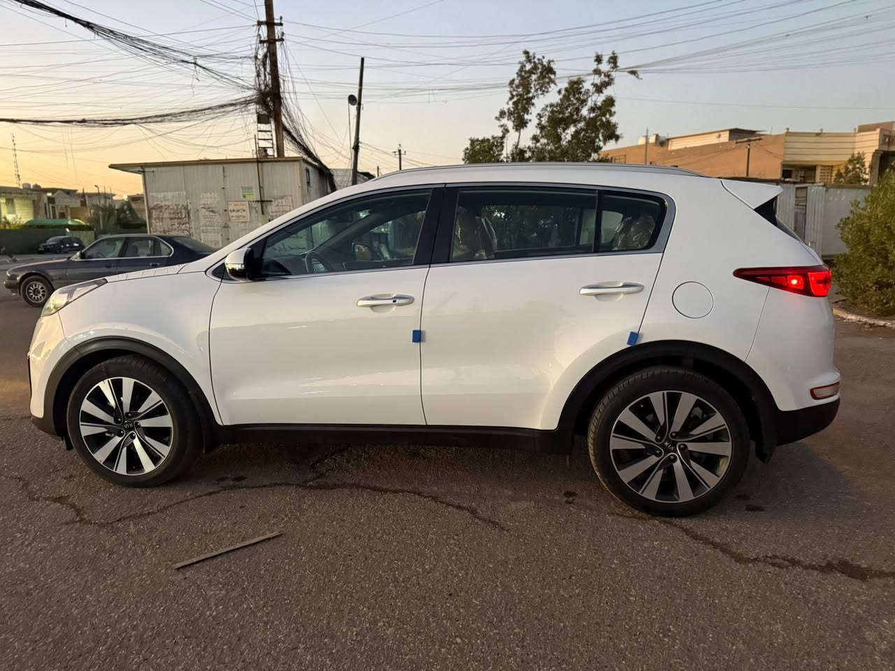 السلام عليكم كيا سبورتج موديل ١٧ فول مواصفات ١/١  ماشية ٧٠ الف حقيقي على ايد وحدة من الشركة جاهزة من جميع النواحي ومابيها نواقص محرك وكير مكفول بارد بسيط فقط ومكفول من الصبغ والتبديل 
بانوراما
بصمة ابواب وتشغيل
صندوق كهرباء 
المقاعد الامامية كهرباء 
تبريد قطعتين 
اشاير مري 
مري شفط 
انارة ترحيب 
حساس امامي خلفي 
اضاءة زنون 
مكانها بغداد وسعرها ١٨٧ للاتصال 
***********
