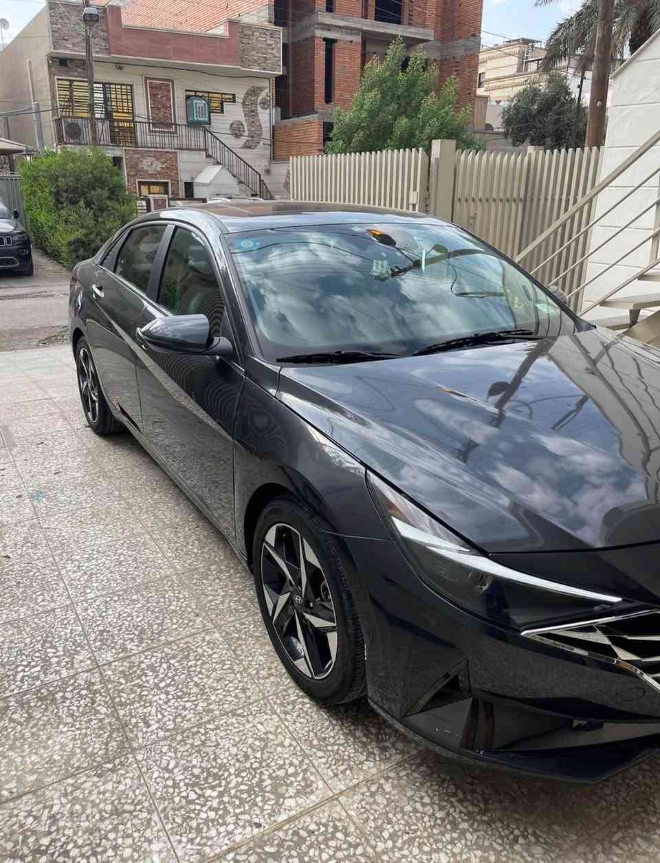 النترا لمتد 2021 فول مواصفات 
ماشيه 81 الف قابله للزياده 

 ناقل الحركة: IVT أوتوماتيك متطور لسلاسة عالية في القيادة.
• نظام القيادة: عدة وضعيات قيادة (Drive Mode) تشمل (Smart, Eco, Sport).

• الإضاءة: طقم مصابيح كامل LED (عالي وناصي) مع الإضاءة الخلفية المتصلة المميزة.

• الفتحة: فتحة سقف كهربائية.
•

• الشاشات: شاشة عدادات ديجيتال بالكامل 10.25 بوصة + شاشة لمس وسطية 10.25 بوصة تدعم الملاحة (Navigation).
• النظام الصوتي: نظام صوتي فاخر من شركة Bose بـ 8 سماعات.
• المقاعد: جلد طبيعي فاخر مع خاصية التدفئة (حسب المواصفات المتوفرة).
• الإضاءة الداخلية: إضاءة محيطية (Ambient Light) بـ 64 لوناً قابلة للتحكم.
• التكنولوجيا: دعم كامل لنظام Apple CarPlay و Android Auto + شاحن لاسلكي للهاتف.
🛡️ أنظمة الأمان والسلامة (SmartSense):
• الرادار: رادار أمامي لتجنب التصادم مع مكابح طوارئ.
• تثبيت السرعة: كروز كنترول ذكي (تفاعلي) يحافظ على المسافة.
• المسار: نظام الحفاظ على المسار والتحذير من الخروج عنه.
• النقاط العمياء: تنبيه النقاط العمياء في المرايا الجانبية.
• الحساسات: كاميرا خلفية مع حساسات ركن أمامية وخلفية.

الضرر -؛ جامليغ وبنيد الايمن والباب الخلفي وقليل جدا من جامليغ الخلفي و اماكن بارد قليله 

السعر 135 ورقه 
للاستفسار 
*********** بغداد, العراق
