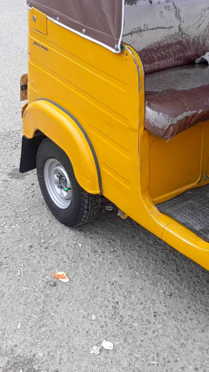 السلام عليكم تكتك للبيع مديل 19 شهر 10 رقم وسنويه مابيه لا طخه ولا صبغ عده الدوس مكان مدينة الصدر رقم ***********
