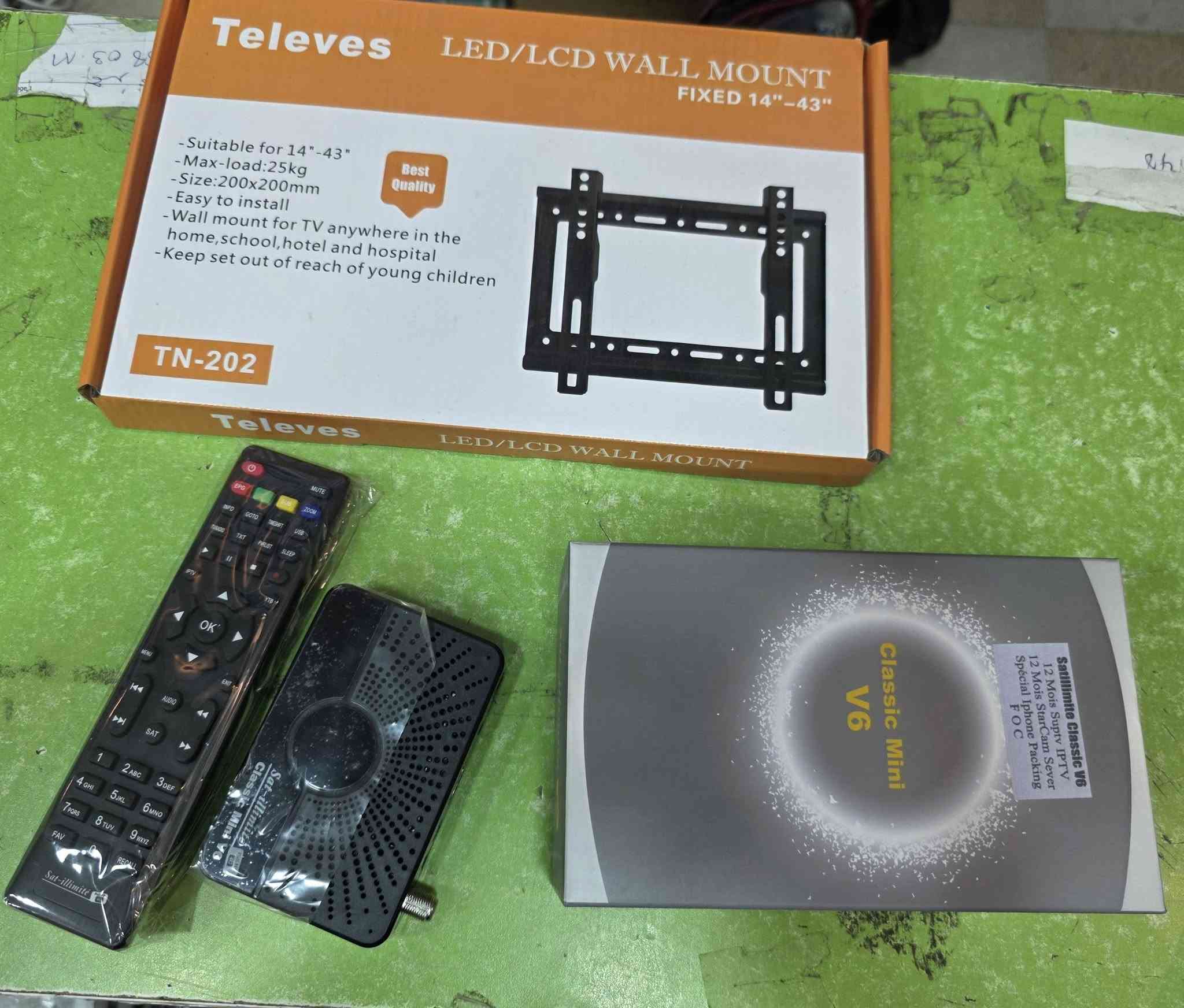 PACK TV kiowa 32p +demo+ support 
​1. التلفاز: KIOWA 32" HD LED TV (الموديل: 32 GF)
​الحجم والشاشة: يأتي بحجم 32 بوصة وهو حجم مثالي لغرف النوم، المطابخ، أو الصالونات الصغيرة. يعتمد على تقنية LED التي توفر إضاءة ممتازة وألواناً واقعية مع دقة HD لمشاهدة واضحة ومريحة للعين.
​المنافذ والاتصال: يحتوي على منفذين HDMI x2 لتوصيل الديمو، البلايستيشن، أو جهاز الكمبيوتر بكل سهولة. بالإضافة إلى منفذ لـ Analog TV (ATV).
​التصميم: يتميز بتصميم عصري وأنيق مع حواف نحيفة تمنحه مظهراً جميلاً، ويأتي مع أرجل تثبيت متينة لوضعه على الطاولة.
​2. حامل التلفاز (السيبور): Televes LED/LCD WALL MOUNT (الموديل: TN-202)
​التوافق: متوافق تماماً مع الشاشات التي يتراوح حجمها من 14 إلى 43 بوصة (مما يجعله ممتازاً جداً لتلفاز الكيوا 32 بوصة المرفق في العرض).
​المتانة والأمان: مصمم بجودة عالية (Best Quality) ويتحمل وزناً أقصى يصل إلى 25 كيلوغرام لحماية تلفازك من السقوط.
​التركيب: يتميز بنوع الثابت (FIXED)، سهل التركيب والتعليق في أي مكان (المنزل، المدرسة، الفندق، أو المستشفى)، ويأتي بأبعاد تثبيت قياسية (Size: 200x200mm).
​3. جهاز الاستقبال (الديمو): Satillimite Classic Mini V6
​التصميم والحجم: يأتي بحجم ميني (Mini) صغير جداً، مما يتيح لك إخفاءه خلف التلفاز المعلق ليبقى المظهر العام أنيقاً وبدون فوضى كابلات.
​الميزات والاشتراكات المدمجة: يحتوي على اشتراك IPTV لمدة 12 شهراً (12 Mois Suptv IPTV)، بالإضافة إلى سيرفر StarCam لمدة 12 شهراً لمشاهدة القنوات المفضلة بجودة وثبات عاليين.
​الملحقات: يأتي مرفقاً بجهاز تحكم عن بعد (تليكوموند) متين وسريع الاستجابة لتنقل مريح بين القنوات.
​نصيحة إضافية للإعلان:
يمكنك صياغة العرض كـ "باك متكامل واقتصادي واجد للمشاهدة فوراً"، لأن المشتري لن يحتاج لشراء أي قطعة إضافية؛ يركب السيبور، يعلق التلفاز، ويوصل الديمو المليء بالاشتراكات مباشرة!


**إذا كنت صاحب هذا الإعلان وتريد حذفه لأي سبب، رجاءا أرسل رسالة إلى الدعم الفني**