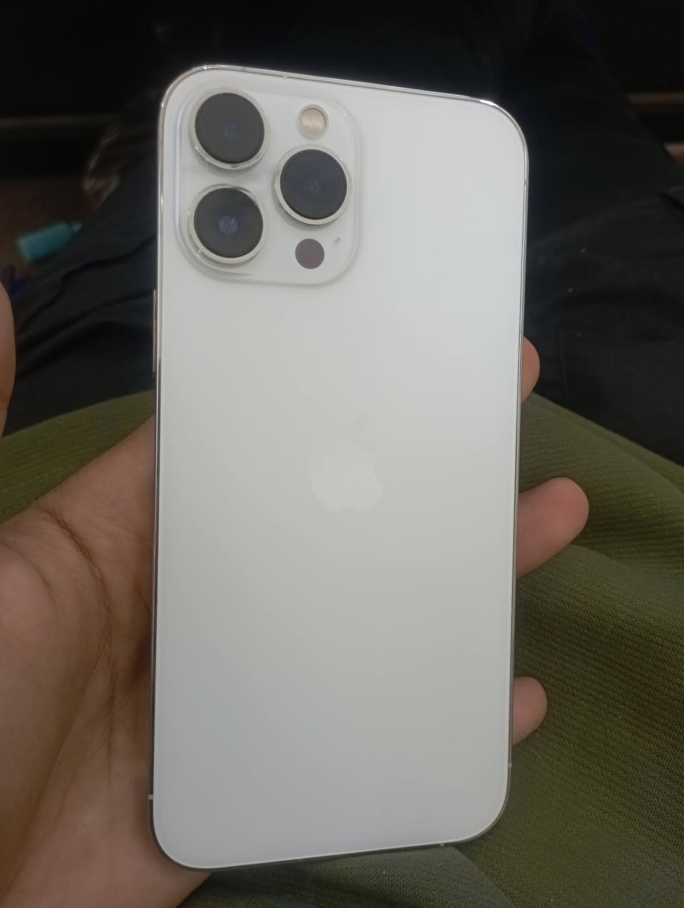 iPhone 13 Pro Max قمة النظافة 
​الحالة: جهاز ما داخل تصليح نهائياً (شرط الفحص) 
​الموديل: أمريكي (LL/A) 🇺🇸.
ذاكرة 256
​البطارية: 86% (أصلية).
​اللون: أبيض ملكي (Silver).
​النظافة: أخو الجديد، بدون أي شخط.
​السعر: [725]قفل
المكان: النجف - حي المهندسين


**إذا كنت صاحب هذا الإعلان وتريد حذفه لأي سبب، رجاءا أرسل رسالة إلى الدعم الفني**