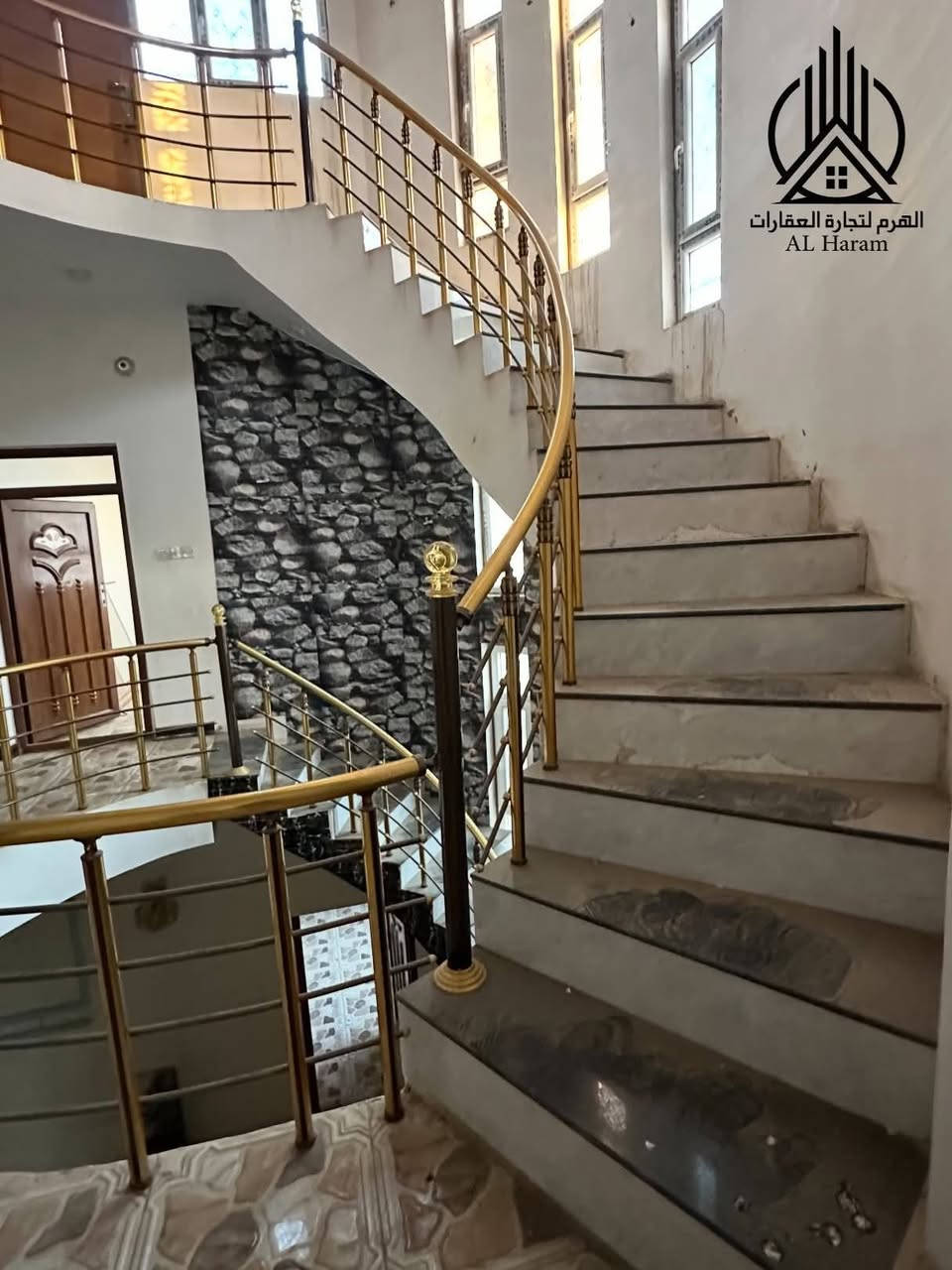 بيت 200متر بالانتفاضه 2 طابقين بناء حديث 2020 .  5غرف نوم بيع سريع 390وبيه مجال قرب المحافظه الجديده والبيت فارغ ***********. @إشارة
