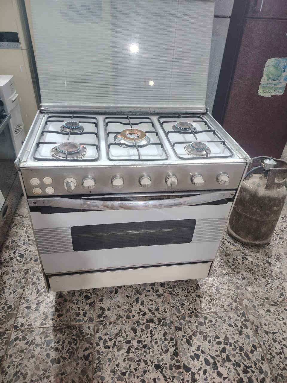 طباخ مصري فرش ٥عيون وفرن شغال علفحص فرن حساس ناره حلوه سعره ٩٠ الف 
نجف حي مكرمه ***********
