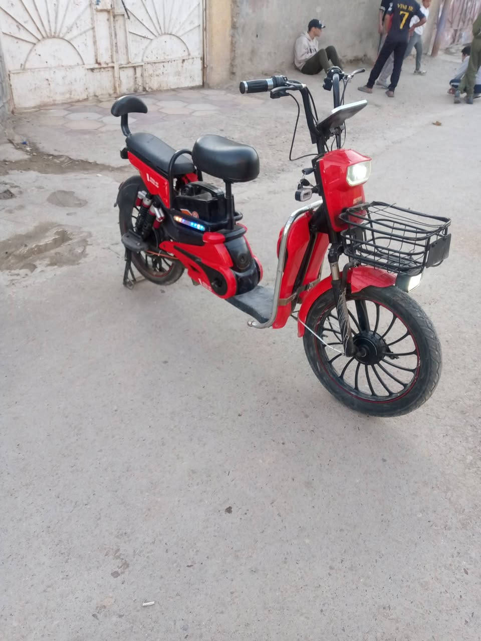 سلام عليكم دراجه للبيع موديل 25كامله ما بيها اي نقص بطاريات 5جدد السعر 300وبيها مجال والله ماخذها 650قبل فتره وهسه معتاز وريد أبيعها ديالى الغالبيه،اتصال ***********
