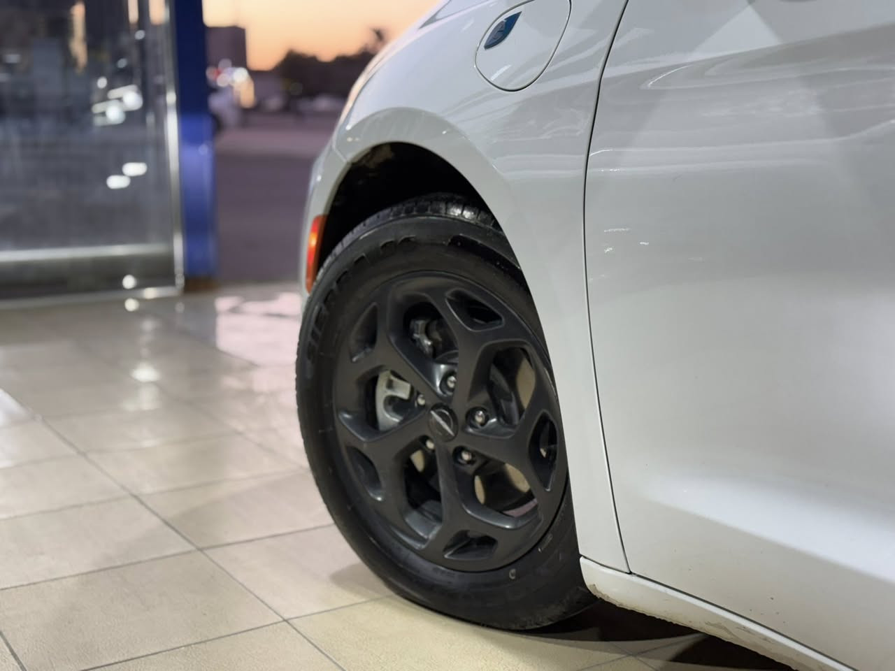 #المركبة  :  كرايسلر باسفيكا هايبرد فئة S لون ابيض موديل 2022
#الضرر    : صبغ قليل في اسفل ابواب جهة الراكب
#عداد_المسافة : 53 الف ميل حقيقي
#الرقم     : مرقم بغداد
#السعر   :  245 ورقة مع المجال

#المواصفات  :
▪️ كرايسلر باسفيكا
▪️نظام الاصطفاف التلقائي ( اوتو بارك )
▪️ محرك 6 سلندر 3600
▪️رادار امامي تفاعلي متعدد الاستخدام
▪️لايتات زينون عالي وناصي مع حاجب LED مع كشافات دعامية زينون
▪️حساس امامي خلفي
▪️ حساسات الاجتياز الجانبية ( نقاط عمياء )
▪️ كشافات دعامية اصل 
▪️ بصمة باب وبصمة تشغيل وتشغيل عن بعد 
▪️كشن ذاكرة (خزن ميموري) لكرسي السائق
▪️ طقم ويل حجم 18 مع طقم تاير بحالة ممتازة 
▪️ كاميرا خلفية دوارة مع الستيرن 
▪️ باب جنطة كهربائي شفط 
▪️ ابواب جانبية كهربائية مع بردات اصلية 
▪️ غرفة السيارة جلد اسود اصل مع تطريز S
▪️ تحكم كهربائي متكامل لمقاعد المقدمة 
▪️ شاشة دشبول كبيرة لمجموعة من الايعازات
▪️ السيارة 7 راكب مع 3 قطع تبريد

 الاتصال على : ***********

النجف - المدينة المائية - مقابل حي الجامعة

معرض سما دبي لتجارة السيارات والمزادات الامريكية
النجف - المدينة المائية -مقابل حي الجامعة
اهلا ومرحبا بكم
