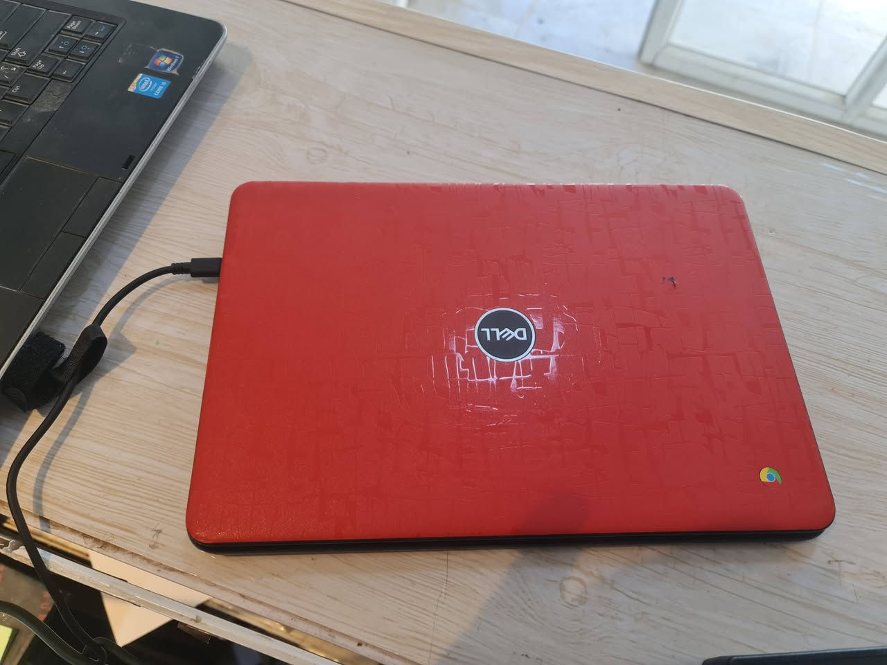 مكتب الفرات فون 
لابتوب dell نضام كروم بوك سهل الاستخادم 
شاشة لمس 
شاحن 65w
يجي مع الكارتون والشاحن
السعر 55 

***********
