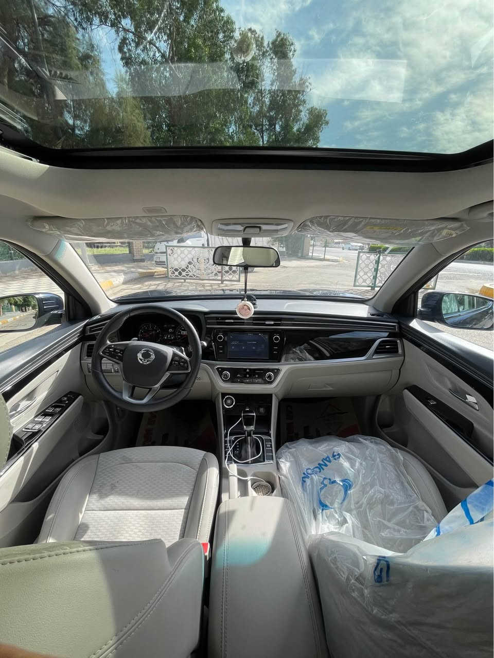 كوراندو الكوري للبيع 
سانغ يونغ كوراندو موديل 2023 رقم بغداد 
السيارة كورية 
محرك 2000cc المرغوب
ماشية  21ألف   
فول مواصفات 
فتحه بلقماره
دخول ذكي 
تشغيل ذكي
دواخل لونين ابيضّ مطعم بالأسود 
مصابيح led
بلوجكترات ضبابية led
نضام سبورت رياضي شفتات بل ستيرن
كشافات نهارية
ويل كب 18
فول تحكم ستيرن
شاشة تعمل باللمس
تدعم نظام ابل كار بلي
و تدعم نظام الاندرويد
مري كهربائية
اشاراة مري
حساسات امامية خلفية
كامرة 
نظام أوامر صوتية

و بيها هواي مواصفات

اطلع بيها تراي وين ما تريد سيارة كلش حلوة
السياره اني اسدد مصرف لسنوية باسمي يعني اليشتري اسويله وكاله 
السعر 165 *********** مكان السيار بغداد الكاظمية بغداد, العراق
