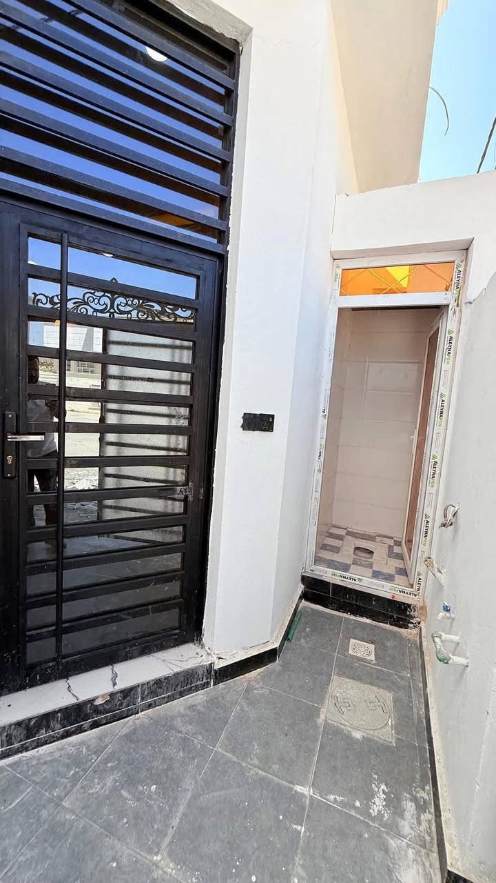 ‏دار سكن للبيع 🏠✅
مساحة 100م✅📍
  التقيه الثالثه خدمات كامل بنيان حديث  درجة أولى جاهز للسكن 
يحتوي ع غرفه وصاله ومطبخ وصحيات وستقبال 
 #للاستفسار 
او مراسله الصفحة أو واتساب او الاتصال ع الأرقام التأليه 
   ***********
