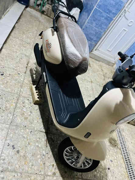 السلام عليكم 
دراجة شحن للبيع نوع كلاسك 
بريك امامي دسك بريك الخلفي بريك عادي مو دسك 
لايت عالي ناصي رماش 
اشاير يمنة يسرة 
جنطة خلفية 
6 بطايات الكبار المصطرة 32امبير 
لون اوف وايت 
شاشة دجتل تحدد اي عطل يصير بل دراجة 
ويل امامي رياضي بلادي 
ودراجة خير من الله 
السعر 700 بيهة مجال للشراي 
اي استفسار ثاني خاص او واتساب
***********
