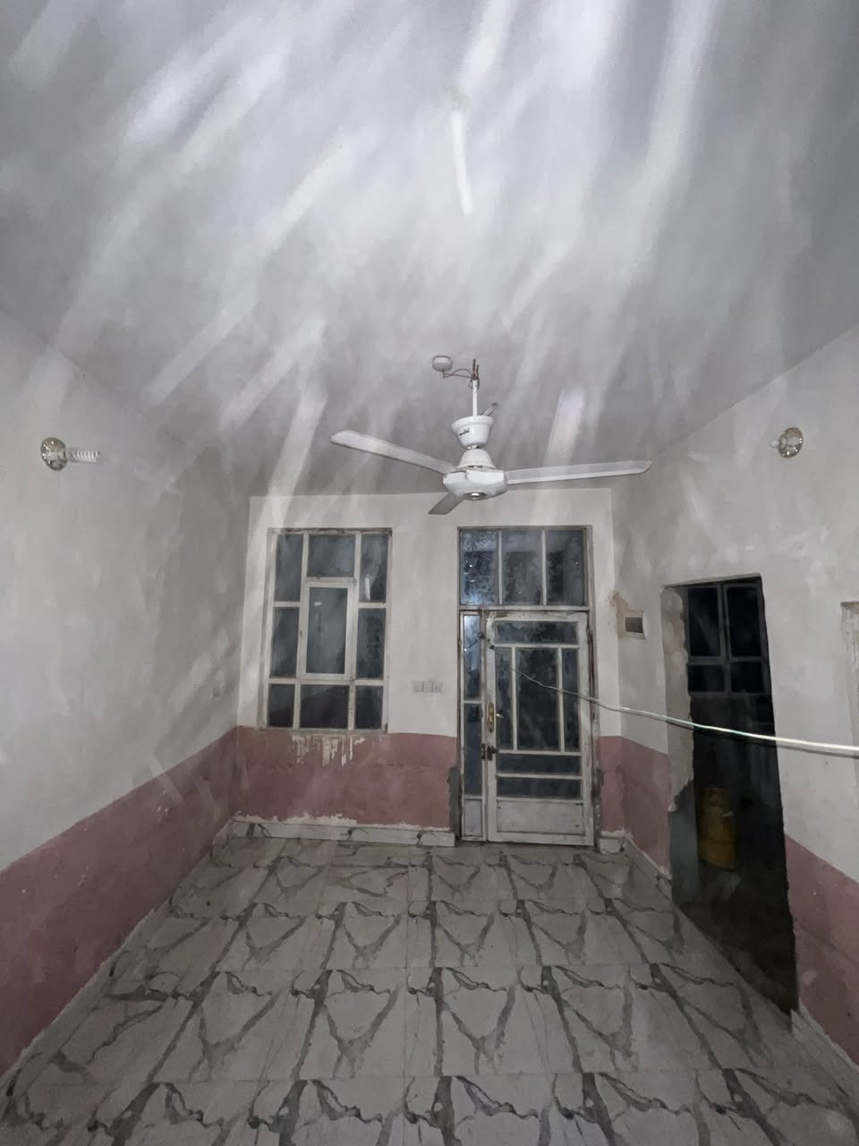 🏠 دار سكنية للبيع - فرصة مميزة بسعر مناسب 38 مليون 
يعلن مكتب عقارات أملاك العراق عن توفر دار سكنية بمواصفات ممتازة وموقع هادئ:
📍 الموقع: الحلة - الوردية - طريق البحمير (فرع أسواق أبو عباس).
📐 المساحة: 200 متر مربع.
📑 نوع السند: طابو زراعي (سند 25).
تفاصيل الدار:
تم تصميم الدار لتلبي احتياجات العائلة، وهي تحتوي على:
• 🛏️ غرفه  نوم واسعة.
• 🛋️ صالة استقبال مريحة.
• 🍳 مطبخ متكامل.
• 🚪 كليدور (موزع داخلي).
• 🚿 مجمع صحيات..
• 🚘 كراج لسيارة.
💰 السعر: 38 مليون دينار عراقي (سعر تنافسي ومناسب جداً).
📞 للاستفسار أو الشراء، يرجى التواصل معنا عبر الأرقام التالية:
• ***********
• ***********
👤 بإدارة: حاتم الدغيري
🏢 مكتب عقارات أملاك العراق 🇮🇶
🔗 انضموا إلى مجموعتنا على فيسبوك لمتابعة العروض الجديدة: https://www.facebook.com/share/g/1C5LmjevkR/?mibextid=wwXIfr
