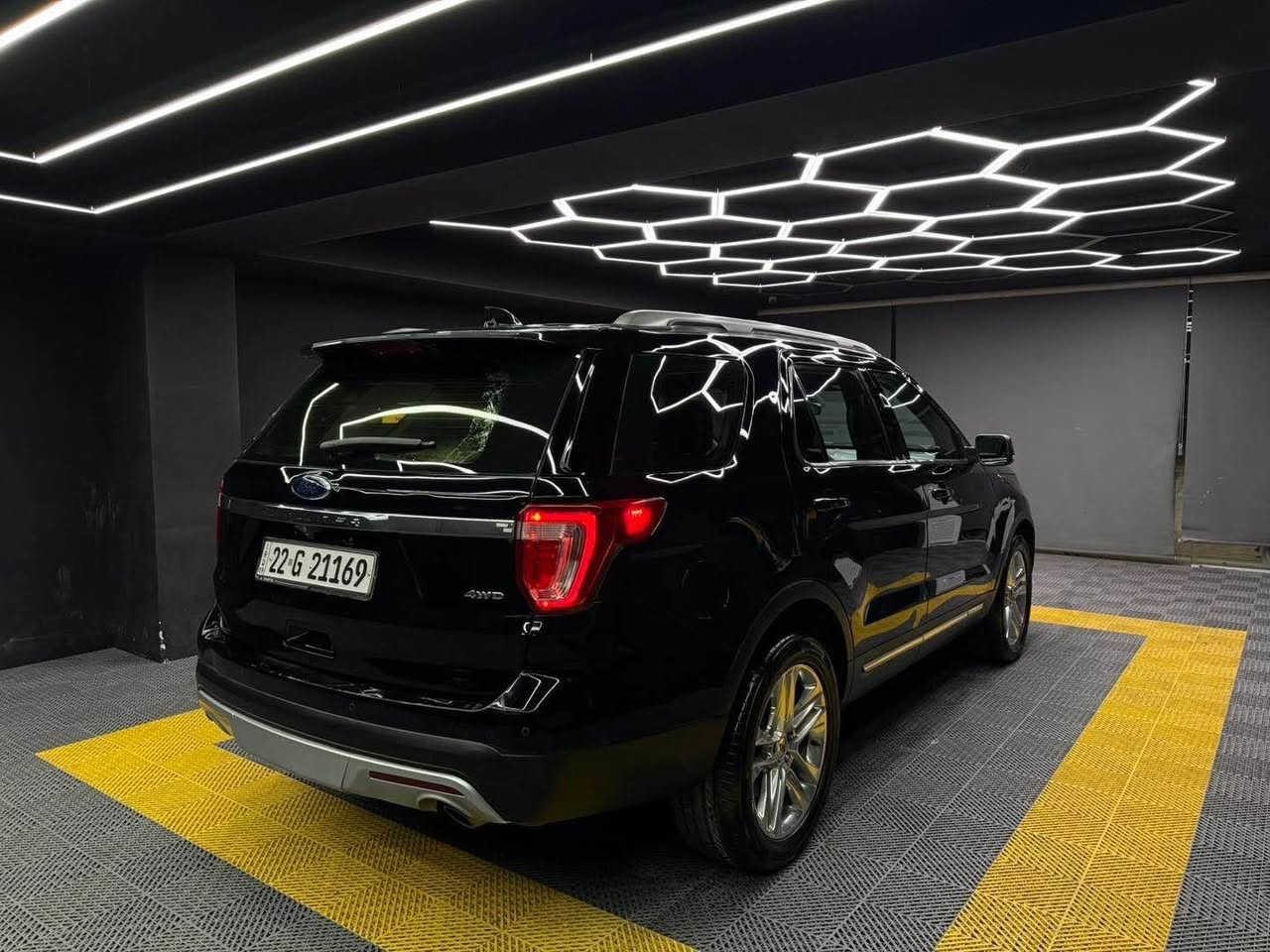 فورد اكسبلور 2017 XLT
دبل بانوراما 
رادار 360 
شاشة كاميرا 
حساس امامي خلفي 
صندوق شفط كهربائي 
7 راكب 
كشن جلد 
تبريد تدفئة مركزي 
5 وضعيات قيادة 
دبل اكسل 4*4
محرك 6 سلندر 
كير محرك بشرط 
السيارة سيرفس كامل على وظع الشركة 
تخم تاير جديد 
بصمة هيتر كشن 
معروض 195
للتواصل واتس اب *********** السليمانية, العراق
