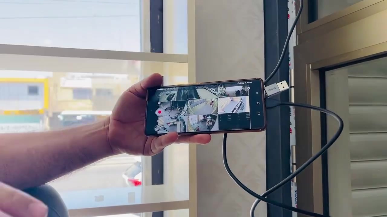 للفائدة:
إذا كان موقع العمل لا تتوفر فيه كهرباء، أو ما عندك شاشة، أو حتى ما عندك Tester، فهذه تحويلة HD إلى TIBC تعتبر حلًا عمليًا.

تربطها مباشرة مع جهاز الـ DVR وهاتفك الأندرويد، وتقدر تتحكم بالجهاز بسهولة دون الحاجة إلى شاشة.

مميزاتها:

* تعمل مباشرة مع الـ DVR والهاتف.
* تختصر الوقت والجهد أثناء الفحص والصيانة.
* سعرها مناسب وعملية للاستخدام الميداني.
* تعمل فقط مع أجهزة الأندرويد


**إذا كنت صاحب هذا الإعلان وتريد حذفه لأي سبب، رجاءا أرسل رسالة إلى الدعم الفني**