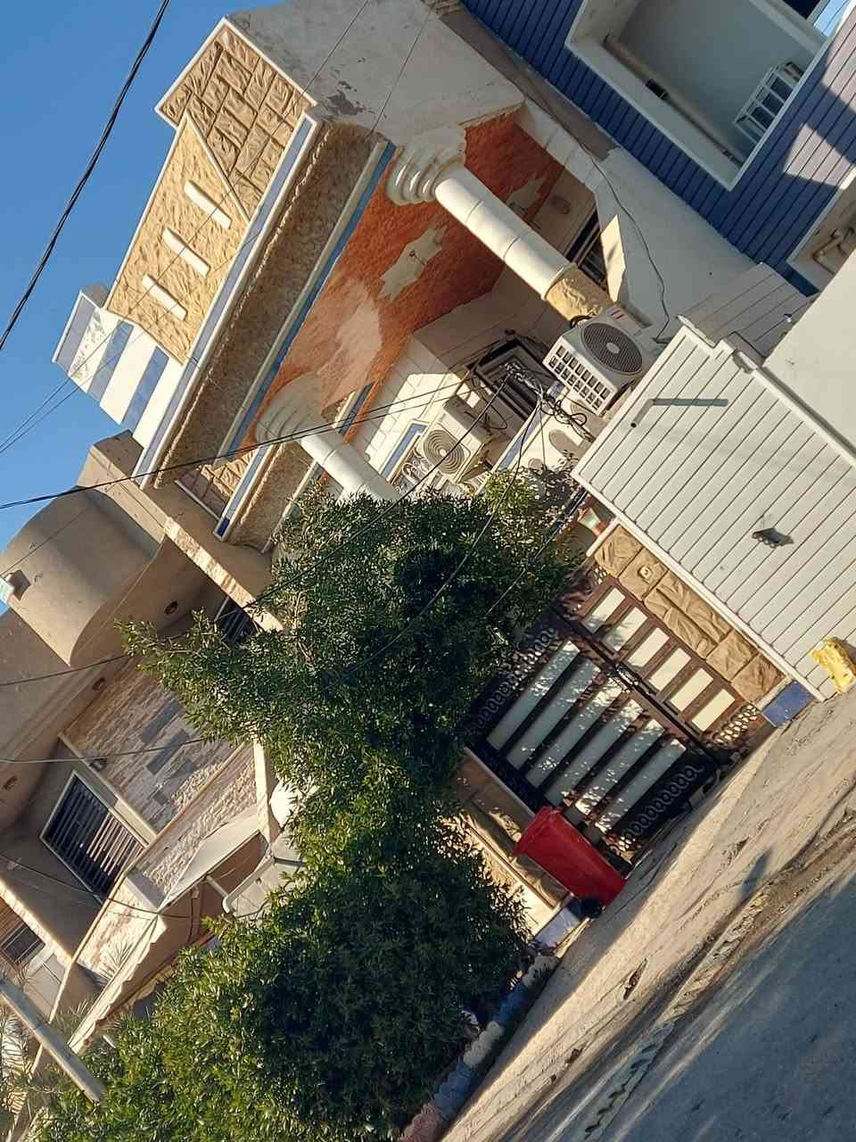 🏚 دار للبيع ✅️ الموقع بعقوبة حي المهندسين 🛕 شارع جامع [ صفاء الدين القيسي ] 🛣 خلف كراج بغداد القديم 💥 موقع مميز ⬅️ خدمات كاملة ٠☎️ لمعرفة السعر لطفا التواصل بالخاص 
⭕️ مساحة ( ١٦٥ ) متر 🔺️ واجهه ( ٥ ، ٨ × ٢٠ ) متر 

🏘 طابق الأول ( ١ ) غرفة نوم 🏛 وستقبال 🟨 وصالة 🛖ومطبخ [ حار ♨️ بارد ] 🛁 ومجموعة صحيات كاملة 🔶️ ومناور عدد ( ٢ ) 🚘 كراج سيارة 🏝 مع حديقة

🏘 طابق ثاني ( ٢ ) غرفة نوم 🔱 وصالة صغيرة 🛁 مجموعة صحيات كاملة🛖ومخزن ⬜️ مع سطحين 💥 

🏩مواصفات الدار 🧱 بناء طابوق 🟨 الأرضية صب شريطي بتلو 💡كهربائيات الدار سيمنز سعودي الأصلي 💠 نقوش الدار مغربي ⚜️⚜️⚜️

للاستفسار مع مكتب نجاح العميري للعقار ☎️
 موقع المكتب ⬅️ مدخل العزات مجاور اسواق نوتيلا الغذائية 🛒 او التواصل على الماسنجر او الواتساب على الرقم *********** 📞📞
