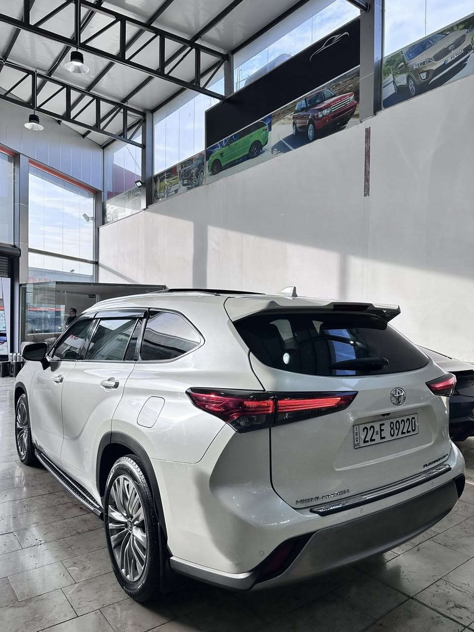 رقم السيارة : اربيل
موقع السيارة : دهوك
نوع السيارة: هايلاندر 
موديل: 2021 
المسافة المقطوعة:  47.000 ميل
محرك 6 سلندر بانزين 

مواصفات: بلاتينيوم فول للأخير VIP أعلى فئة
 
بصمة تشغيل 
بصمة ابواب دخول ذكي 
داخل قرميدي 
كراسي جلد قرميدي دشبول لونين
كراسي خزن كهربائي 
كراسي تدفئة وتبريد 
كراسي خلفيه تدفئة 
تشغيل عن البعد 
بانوراما 
زر دفع رباعي خفيف وثقيل 
بريك كهربائي 
نظام اوتو ستوب 
وضعيات قيادة درايف مود سبورت .نورمال .ايكو 
دفع رباعي 4*4 
مانع انزلاق تراكشن
نظام نزول منحدرات 
نظام Snow ثلج 
ستائر خلفية
صندوك كهربائي + فتح عن طريق القدم 
صندوك يدعم سستم سماعة JBL 
بلاجيكتور كشافات 
رادار نقطة عمياء جانبي ‘
رادار خروج عن المسار 
رادار مانع تصادم امامي 
رادار خلفي للسيارة 
لايت زينون LED +عدسة دوارة
داتاشو عرض معلومات على زجاج الامامي 
مقاعد صف صالث 7 راكب 
ايشاير مري 
شاحن وايرلس للجوال 
دشبول والأبواب مطعم بالفورميك 
شاشة كبيرة JBL 
كاميرات عدد 4 حول سيارة دوارة
سستم سماعات JBL
حساسات اماميه خلفيه 
مداخل USB وتايبسي 
نظام الخرائط نڤكيشن
تحكمات ستيرن اوامر صوتيه فول 
مرايا داخليه كاميرا
مري شعار الترحيب 

ملاحظات: كلين تايتل بدون صبغ مكفوله كفاله عامة بدون قطرة صبغ السيارة جديدة ما شاء الله 

السعر 42.000$ مجال 

 
للأستفسار :

 ***********
***********
