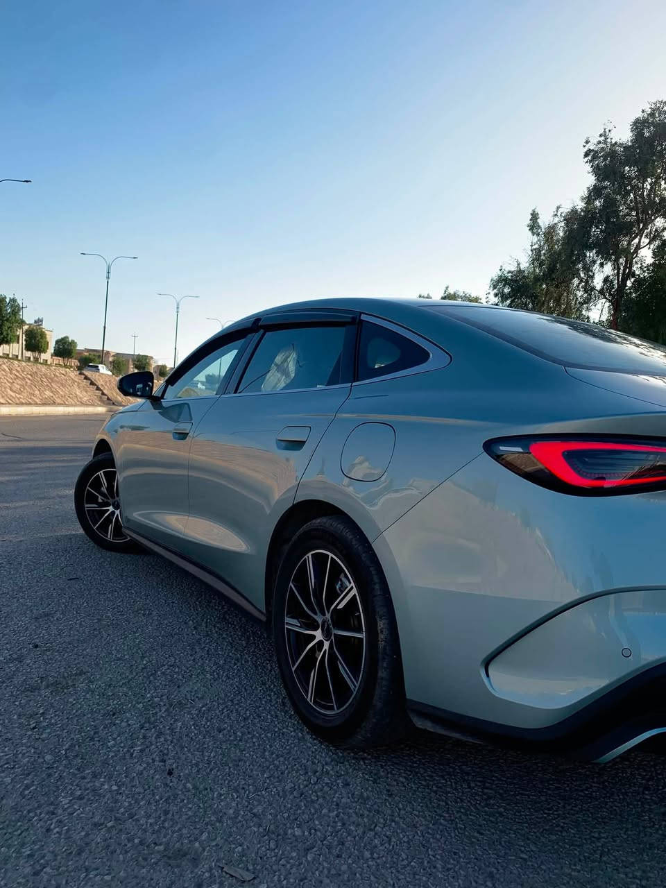 🚗 للبيع | BYD Seal 06 موديل 2025 - الانبار الرمادي
✨ اللون: تفاحي مميز 🍏
✨ السيارة بحالة ممتازة جداً، استخدام نظيف ومحافظة عالية.

المميزات:
✅ ممشاها حوالي 13 ألف كم فقط.
✅ مدى البطارية حوالي 80 كم.
✅ مدى السير بالوقود حوالي 2100 كم.
✅ نظام تبريد مزدوج.
✅ دخول ذكي ببصمة وكارت.
✅ 5 كاميرات محيطية.
✅ حساسات أمامية وخلفية.
✅ شاشة كبيرة قابلة للطي.
✅ جنوط رياضية.
✅ مقاعد جلد.
✅ مقعد السائق كهربائي.
✅ جميع النوافذ أوتو.

💰 السعر: 24500000 (أربعة وعشرون مليون وخمسمائة ألف)
📞 للاستفسار واتساب: ***********

السيارة نظيفة وتستحق، والله يبارك للجاد.
