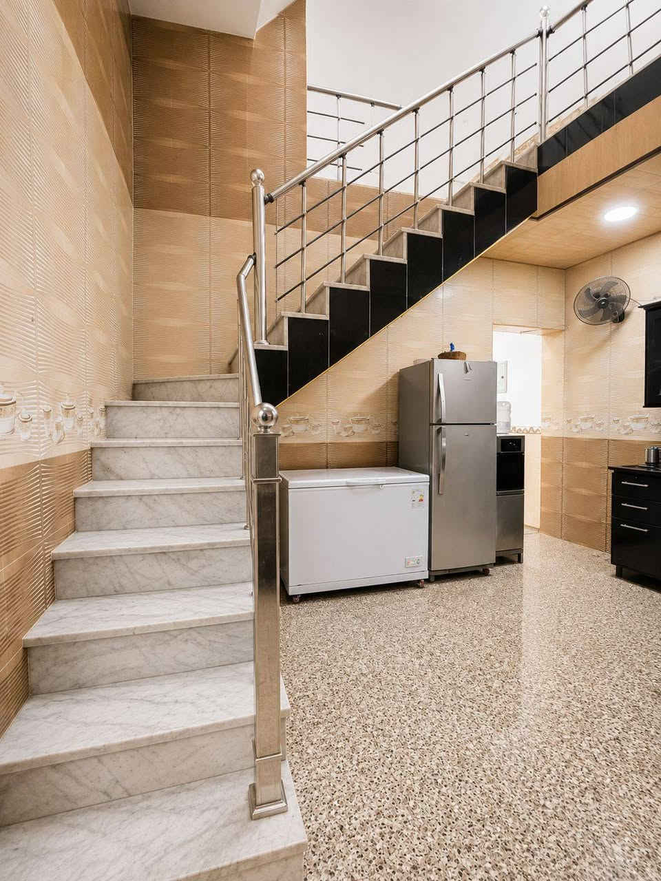 بيت_للبيع_النجف_حي_النداء بدايه_شارع المجمعات ✨
🔥 موقع مميز  🔥

( 🔴 تابع التفاصيل الكاملة 🔴 )

_________________:

دار #مستخدم_نظيف جداً وشغل فول 🔥

📐 مساحة الدار: 100 متر
📏 الأبعاد: 20 × 5
🏠 الدار طابقين
🛏 عدد غرف النوم: 3

______________

🟦 إليكم #تفاصيل_الدار الكاملة 🔶
➖➖➖➖➖➖➖➖➖➖

✅ بناء حديث سنة 2024
✅ مستخدم استخدام نظيف جداً
✅بناء جناي 
✅ بناء وشغل فول للأخير 
✅ تصميم عصري مرتب
✅ تقسيم مريح للعائلة
✅ موقع راقي وهادئ

🔸 الطابق الأرضي يحتوي على:

🔹 غرف نوم عدد 1
🔹 صالة كبيرة
🔹 مطبخ 
🔹 استقبال
🔹 مجمع صحيات عدد 2
🔹 طارمة

———————––––––––

🔸 الطابق الثاني يحتوي على:

📌 2 غرف نوم
📌 صالة
📌 مجمع صحيات

➖➖➖➖➖➖➖➖➖

💰115مليون السعر مرتب جداً ومناسب مقارنة بالموقع والبناء

📞 للاستفسار أكثر يرجى الاتصال أو المراسلة 

✨***********

