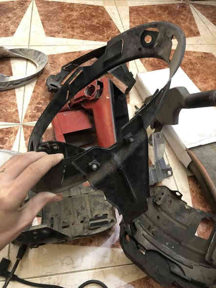 السلام عليكم 
غراض بيتل تفصيخ 
ظفيرة جديدة ونظيفة كاملة 
سايد بريك
قواعد لايتات امامي 
درايم شفت داخلي 
حصان 
شمسيات
***********
