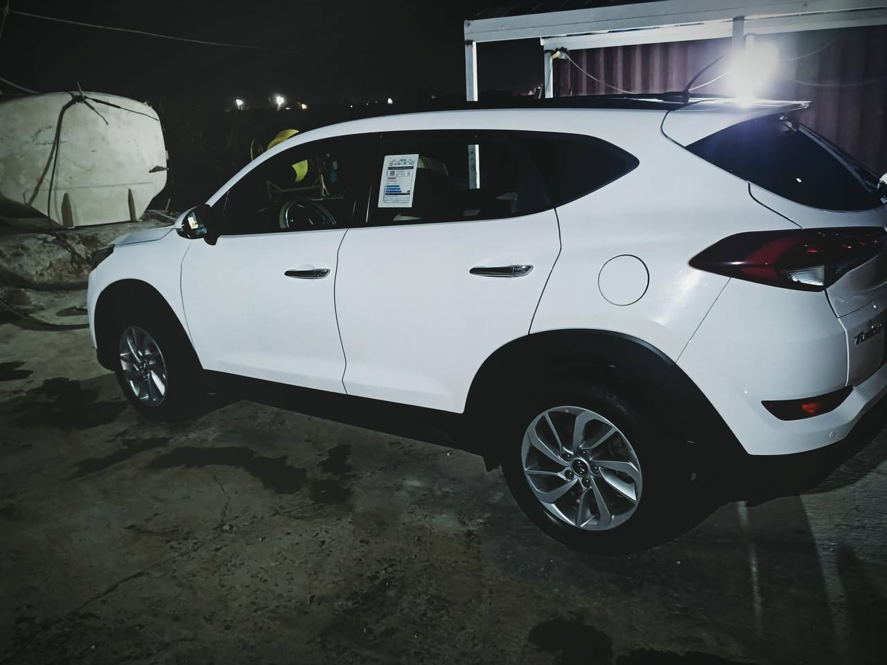 توسان موديل ١٧  خليجي   بنوراما شاشه بلاديه وكامره مري شفط اشاير بالمري مكينه  2000 بسمي تحويل ثاني يوم مبدل بنيد فقط بدون اي ظرر بالجاملغات ١٦٥ وبيه مجال بسيط ***********
