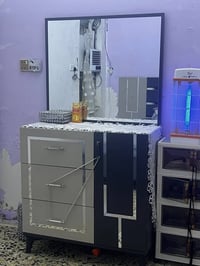 ‏غرفة نوم تركية للبيع مكونة من ثمانية أبواب￼ وميز تواليت وسرير ومرايه ...