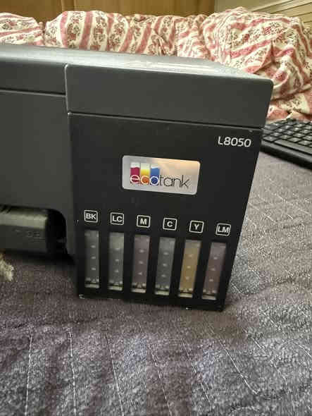 السلام عليكم طابعة ايبسون حرارية 6 الوان 5080 مسحوبة منها نسخة وحدة فقط للتجريب صارلها شهر ونص متروكة ممشغلة السعر 300 الف 
***********
