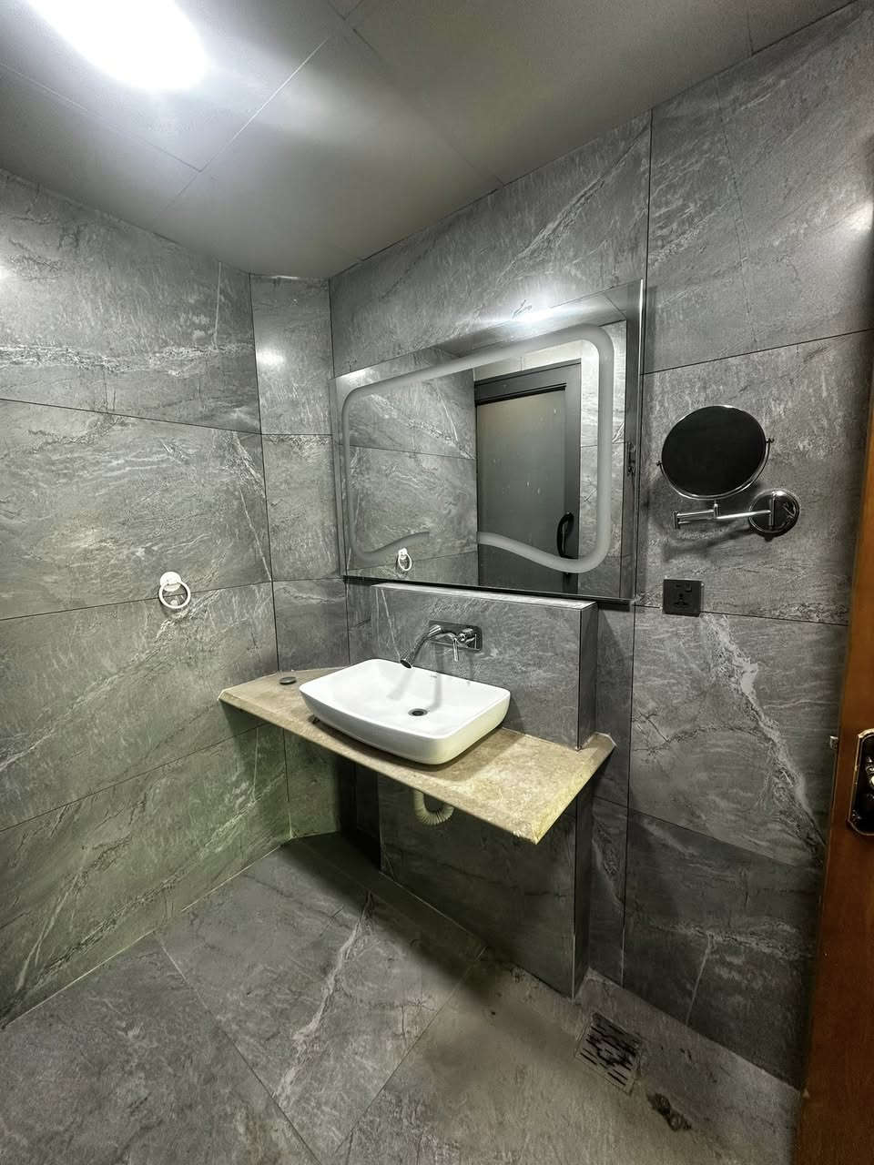 شقة جديدة مؤثثة في مجمع جوهرة المحيط، مساحة 200 متر، 3 غرف نوم، صالة و استقبال و 3 حمامات، ركنية مع 3 بالكونات مع أجمل اطلالة من جميع البالكونات

للتواصل 

***********
