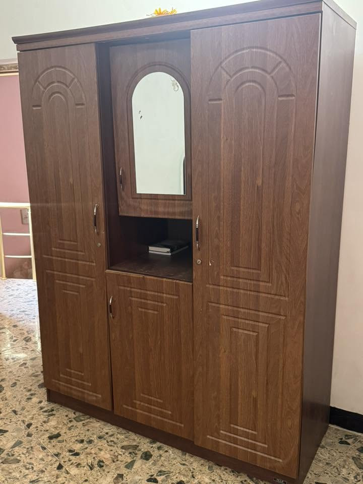 سلام عليكم
هذي الاثاث للبيع معروض 
ميز طعام مع كراسي شي كلش مرتب ونظيف 
كنتور بابين
ميز مرايه 
جرباية عدد ٢ 
للتواصل واتساب فقط 
***********
