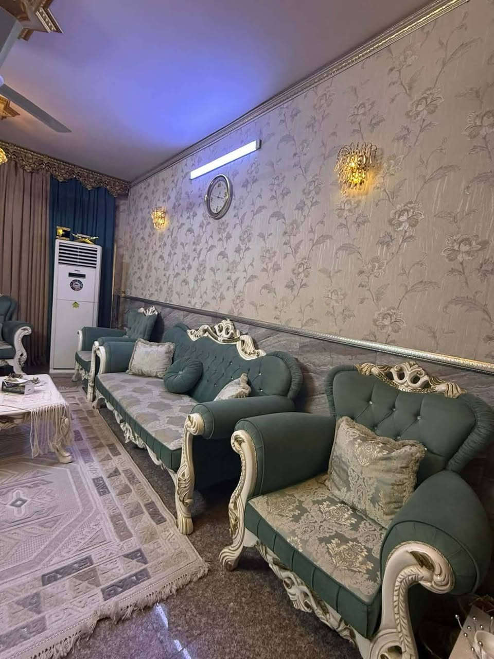 تخم قنفات ١٠ مقاعد ملكي للبيع مع طبله دائرية نظيف جدا السعر مليون ....بغداد حي الاعلام  
***********
