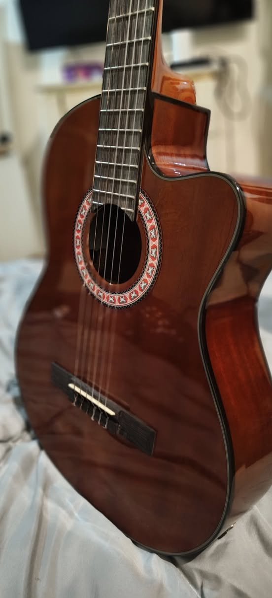 كيتار ايكولايزر

السلام عليكم كيتار ايكولايزر غني عن التعريف

هذا الجهاز الموجود في جانب القيتار هو مضخم صوت داخلي (Preamp) من نوع EQ-7545R. وظيفته الأساسية هي السماح لك بتوصيل القيتار بسماعات خارجية (Speaker) أو جهاز تسجيل 

اجاني هدية ماعرف اعزف للبيع  

مع جنطة وجهاز اختيار الدوزن وبطارية جديدة وكيبل 

*********** بغداد المنصور

للعلم سعر الجديد بموقع ايبي مرفق بالصور

للبيع بسعر 250 الف سعر بلاش

مع الجنطة الاصلية لنفس الماركة وكيبل اصلي طويل وجهاز تعديل التونر

ملاحظة مهمه نزلتلكم بالصور سعره بيش بموقع ebay
