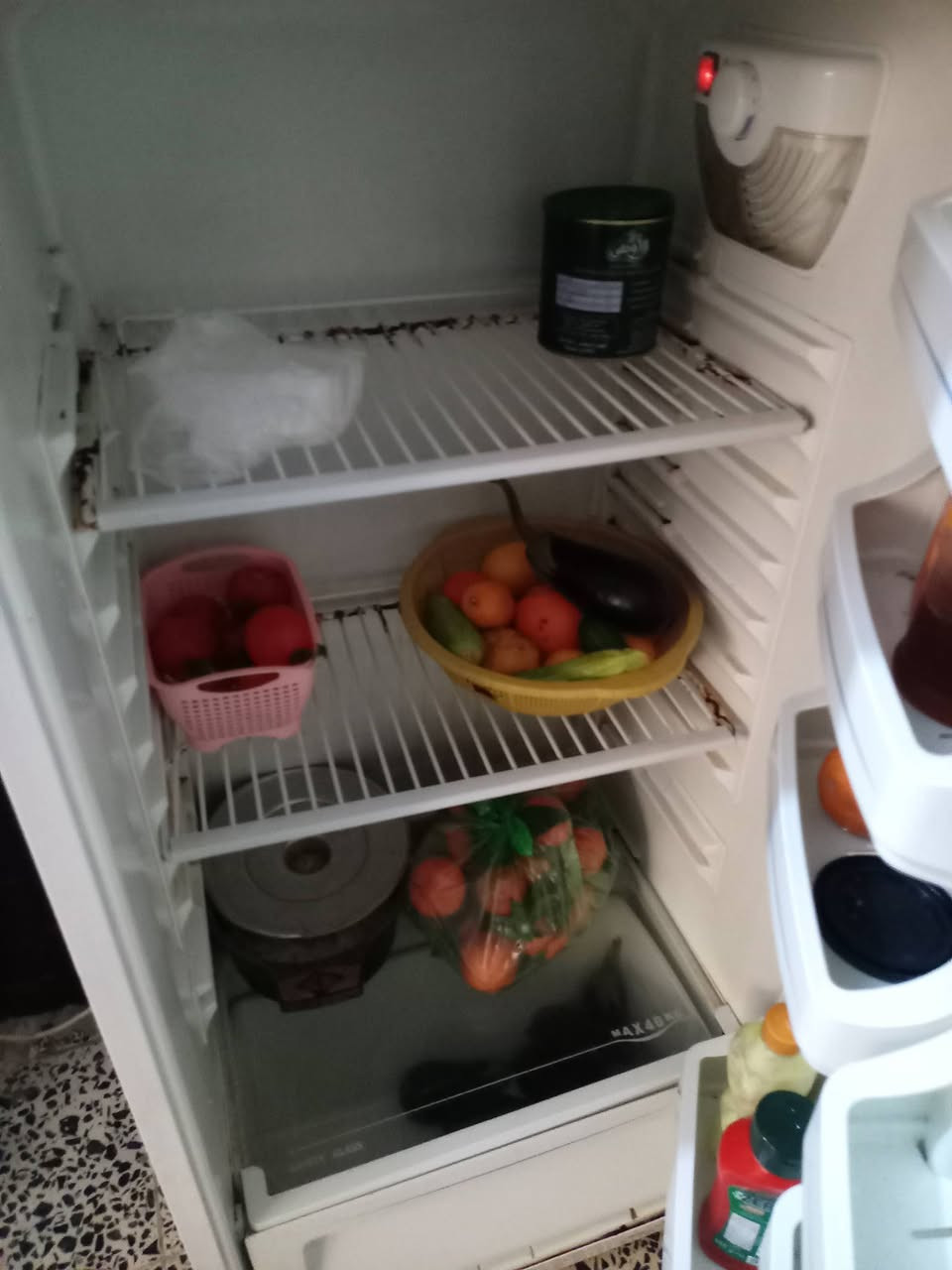 ثلاجه للبيع فقط جوه متبرد الفريز ثلج سعر ١٥٠ جديده راقم ***********
