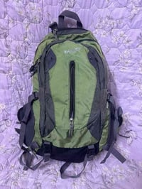 يالله  جنطة جبلية اصلية نضيفة حيل حجم وسط  يوجد توصيل 🚚  السعر خاص أو ...