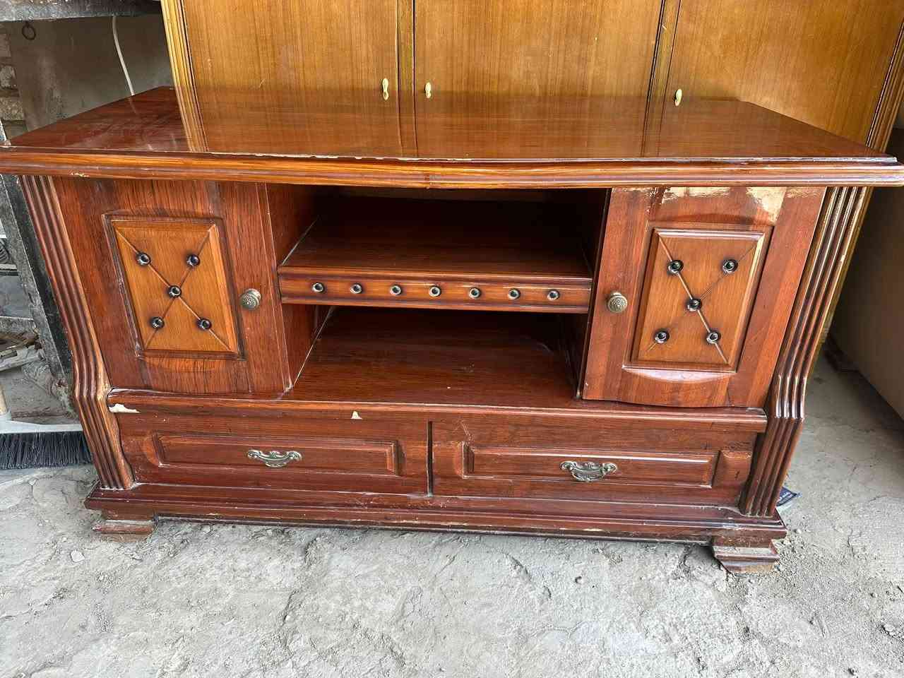 السلام عليكم عندي مكتبه صاج
ميز.  وجاركوزي  عنوان بغداد حي الجامعه ***********
