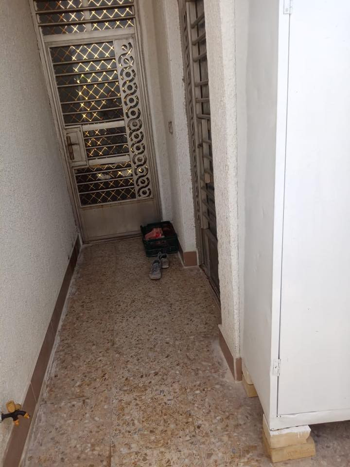 الدار للبيع المساحه ١٠٠متر الواجهه٥النزال٢٠ 
سند ١١٧٧ البيت كامل طابق واحد الرقم ***********
