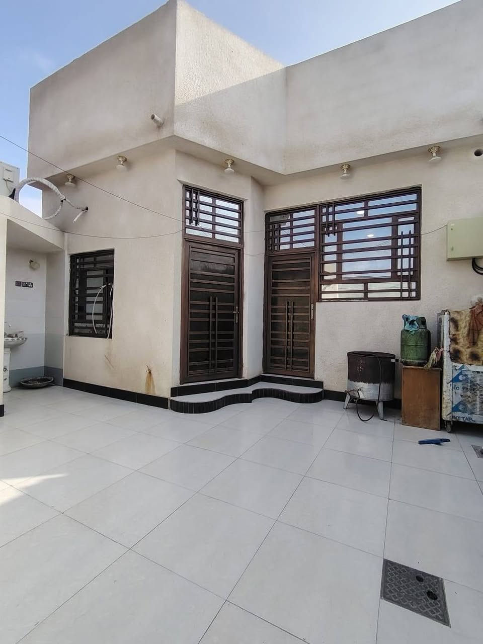 اللهم صلي على محمد واله محمد وال محمد
*********** متوفر واتساب 
يتوفر دار سكن طابو صرف #عرصه
#تحويل بأسم المشتري 
#المساحه ١٥٠ متر
عله شارع تبليط 10
#العنوان البصره ابي الخصيب طلاع الحمزه قريب عله المحكمه 
يتكون من #غرفتين منام #وصاله #ومطبخ #وديوان وصحيات داخليه وخارجيه وكراج
#شقل درجه اوله امانه مال جناي
#السعر المطلوب (130) مليون قابل للتفاوض
#للأستفسارأتصال***********
نستقبل جميع العروض العقاريه
