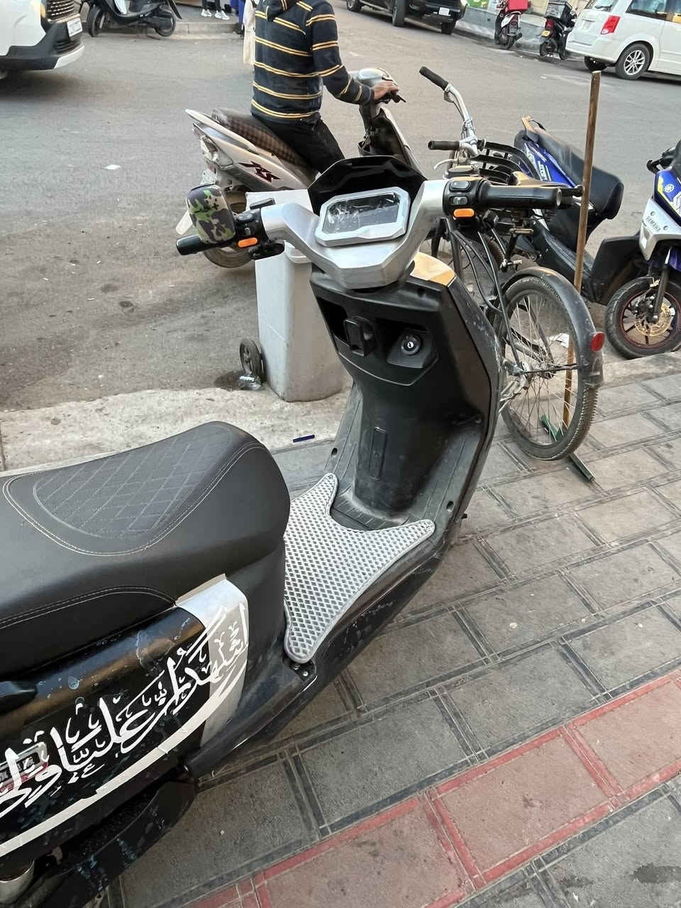 سلام عليكم دراجه شحن للبيع  مصبوغه لونه حقيقي ماروني لين جانت بيه شخطات صبغته لو اسود مطكع بزرق 6 بطاريات جديده قبل 3 أسابيع شديتهن جديده 
تمشي 76 حقيقي 69 تمشيك بل شحنه الوحده 50 كيلو  ماشيه 4901 كيلو سعره 650 بيه مجال قليل عنوان الكاظميه شارع اكد الرقم ***********
