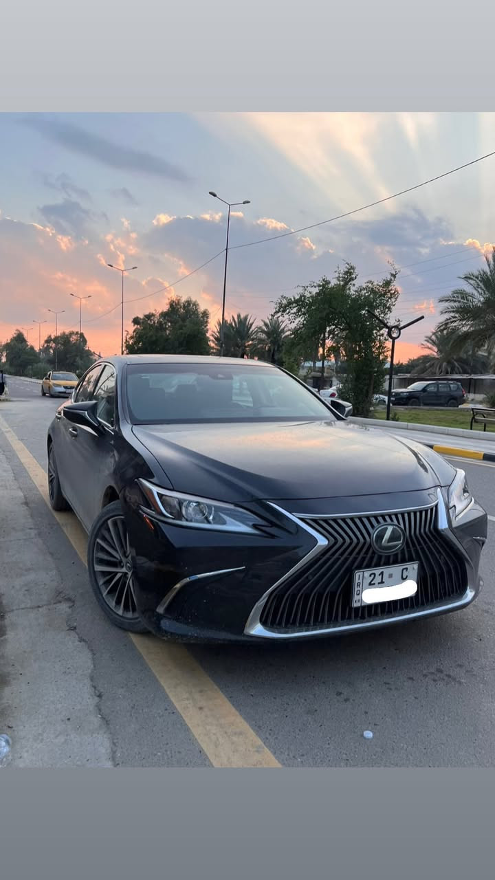 لكزس es350  
2022 
V6 سلندر

مقاعد كهربائية تدفئة تبريد (جلد)+ ميموري سيت +
فتحة سقف
تشغيل عن بعد ودخول ذكي
نظام الصوت 10 سماعات
مثبت سرعة راداري 
نظام المحافظة على المسار 
انظمة قيادة 3 (ايكو ،نورمال ، سبورت)
حساسات امامية خلفية
شحن وايرليس

السيارة جداً نظيفة وكاملة من كل النواحي معتني بيها جداً من تخم تايرات وبوليش  ودهن اصلي وقبل موعده
حادثها بسيط وموجود بالصور وموجود صورة لرقم الشاصي وصورة للسونار

ماشية 61 الف ميل
 
السعر 300 وبي مجال 
تواصل *********** 
مكان سيارة بغداد
