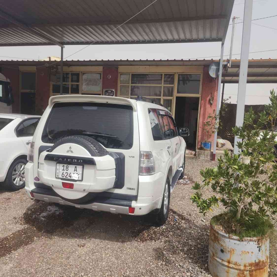السلام عليكم اخوان سياره باجيرو حبتور موديل ١٤ السياره نضيف وحلوه وجاهزه ماناقصه برغي بيها جاملغ امامي عكس السايق مصبوغ وبي وبيها ٣ قطع حجم شبر صبغات الحداديه ١٠٠/١٠٠نضافه تبريد شغال وشادله مروحه ثانيه يعني حتى من توكف بل زدحام متبوخ تايرات جديد  رقم بابل انكليزي السعر 148 بيه مجال المكان في بابل رقم الهاتف ***********
