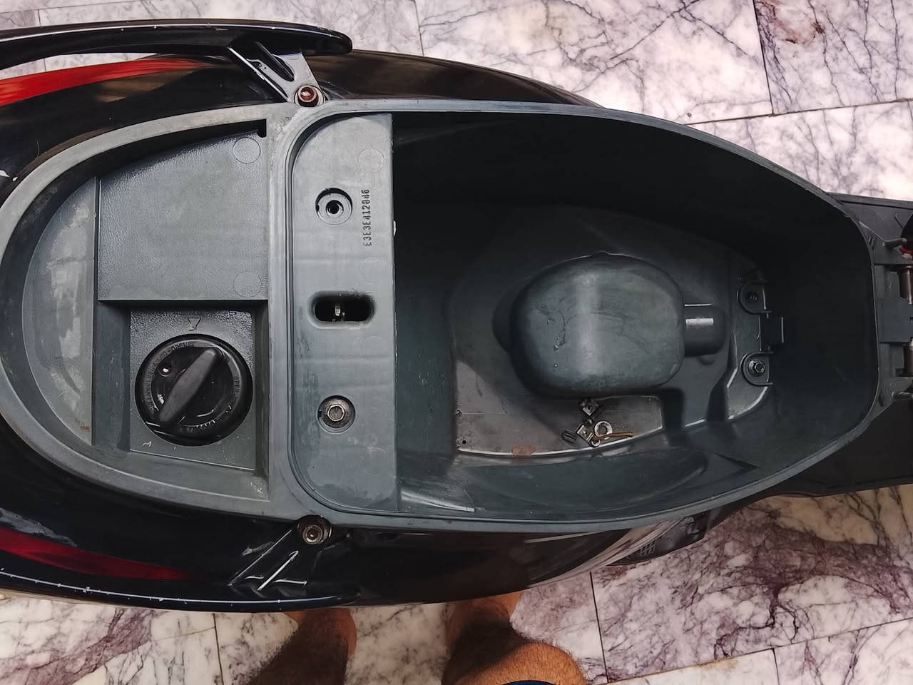 السلام عليكم، قبل كلشي خلينة نتفق من هسة ( تجي تفحص وين متريد او جيب وياك فيتر بكيفك )،
الدراجة بريز ببغاء مال جناي نظيفة وما متعبهة، محركهة مكفول مامفتوح، مامتعوب ابداً
ناعم بشكل مو طبيعي ما شاء الله، الدراجة جايبهة من البيت للمدرسة ( ومرات اطلع بيهة اجيب 
صمون لو اخذلي فرة )، دراجة نشيطةة شلعة ومعدل، تشتغل سلف وهندر بأي وقت كان، 
من الاخير الدراجة اخت الرمبة ومثل ماگلت تجي تفحص وين متريد، الدراجة بدون اوراق 
مكفولةة من السرقة تجي تاخذهة من باب بيتنة، 
بالنسبة للسعر رايدهة ب "850" بيهة مجال قليل، لحد يكسر بالسعر، اذا متعرف سوق الجديد لاتتعبني
( الدراجة بالواقع احلا)  
مكاني بغداد مدينة الصدر، رقم الاتصال ***********
